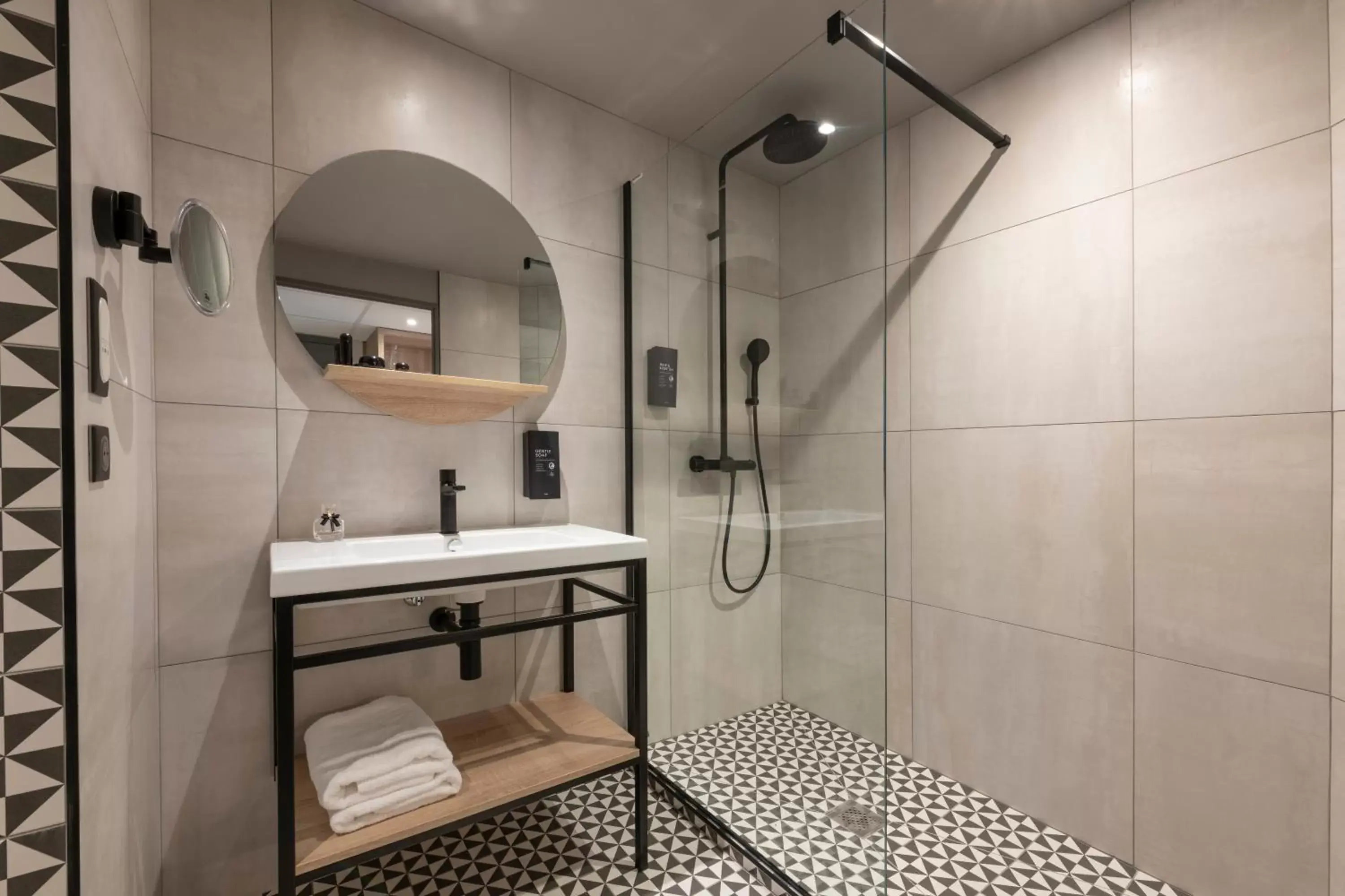 Shower, Bathroom in Tulip Residences Joinville-Le-Pont