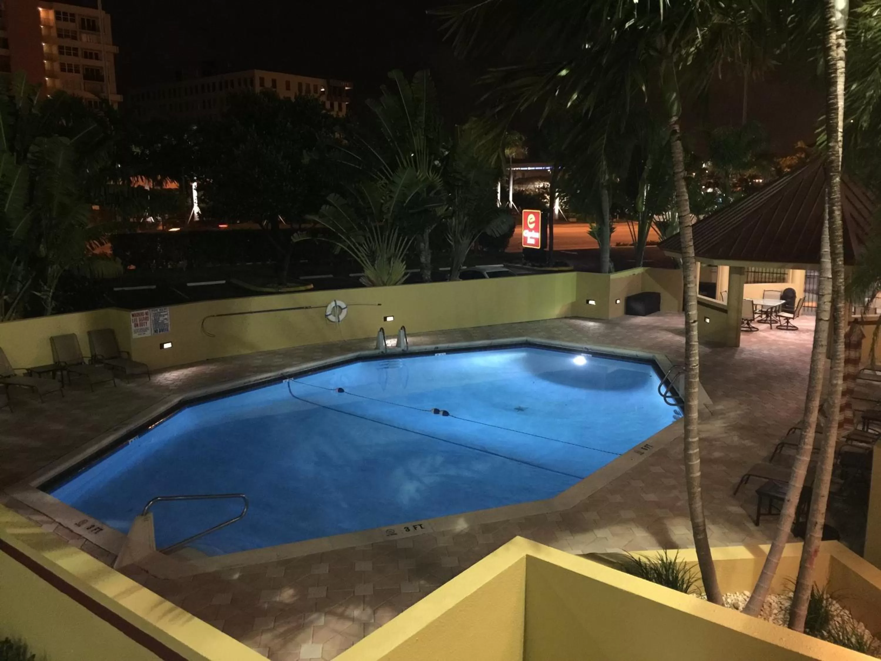 Pool view, Swimming Pool in The Link Hotel on Sunrise