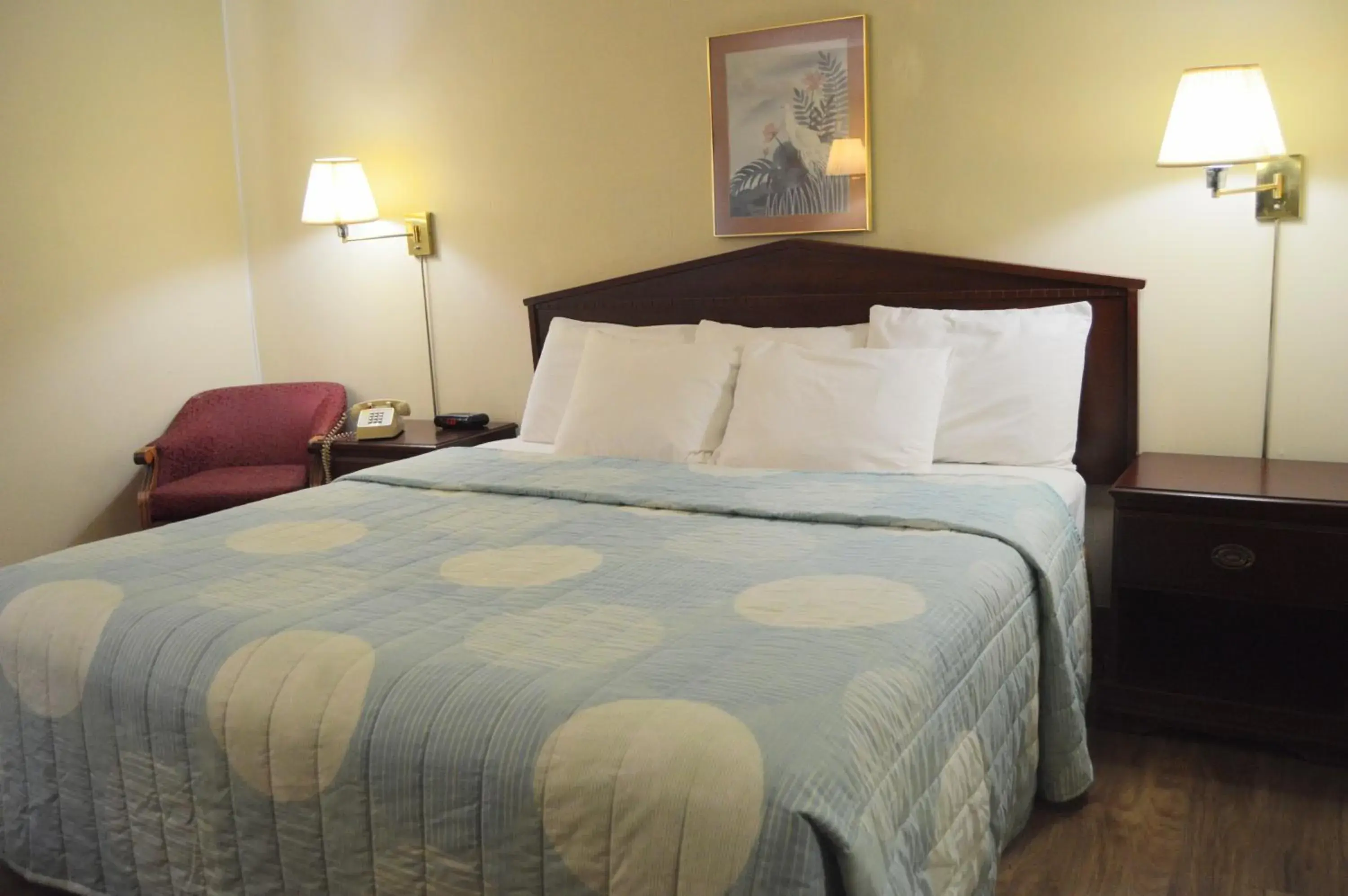 Bed in Extended Stay Warrenton Inn