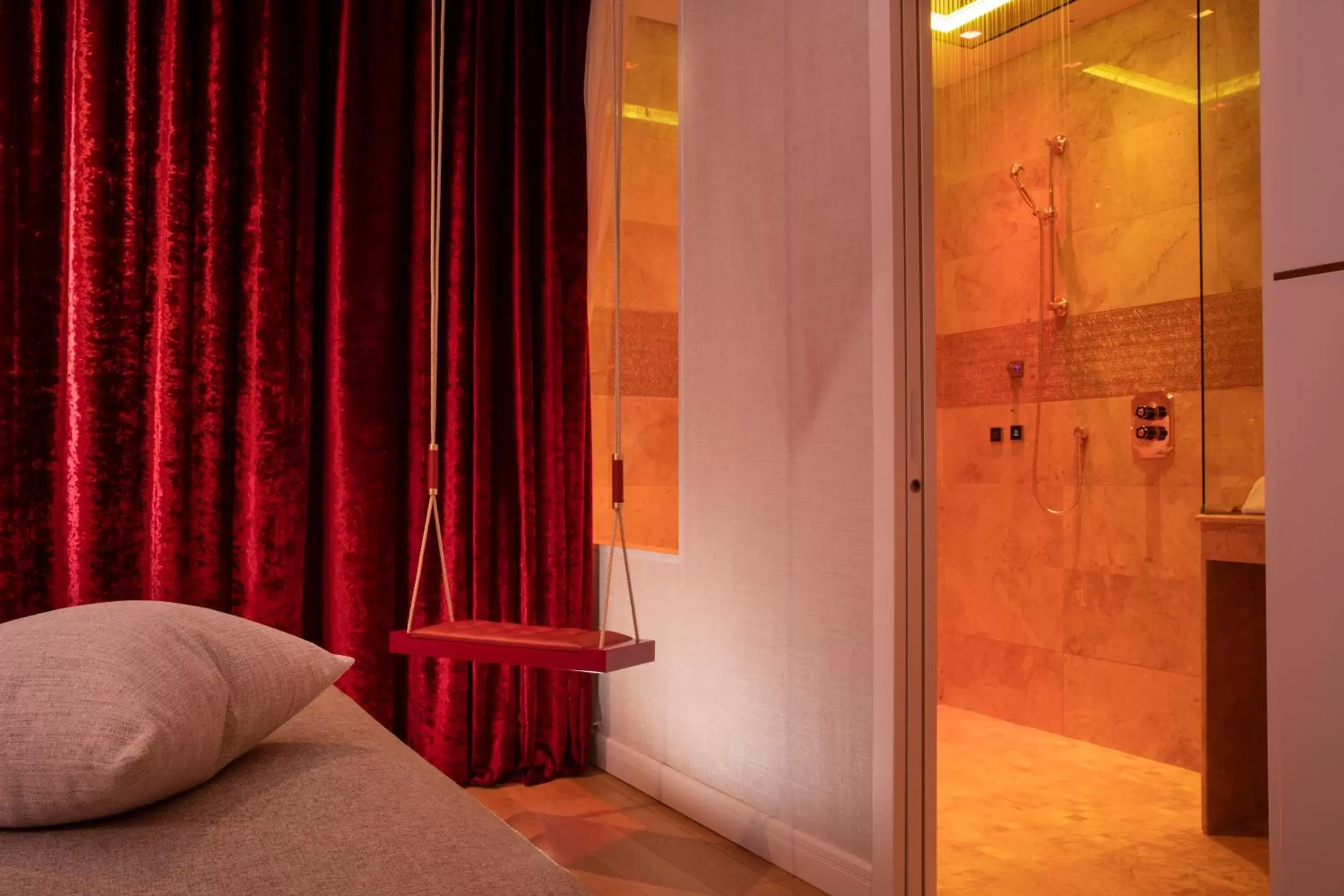 Bedroom, Bed in Paris j'Adore Hotel & Spa