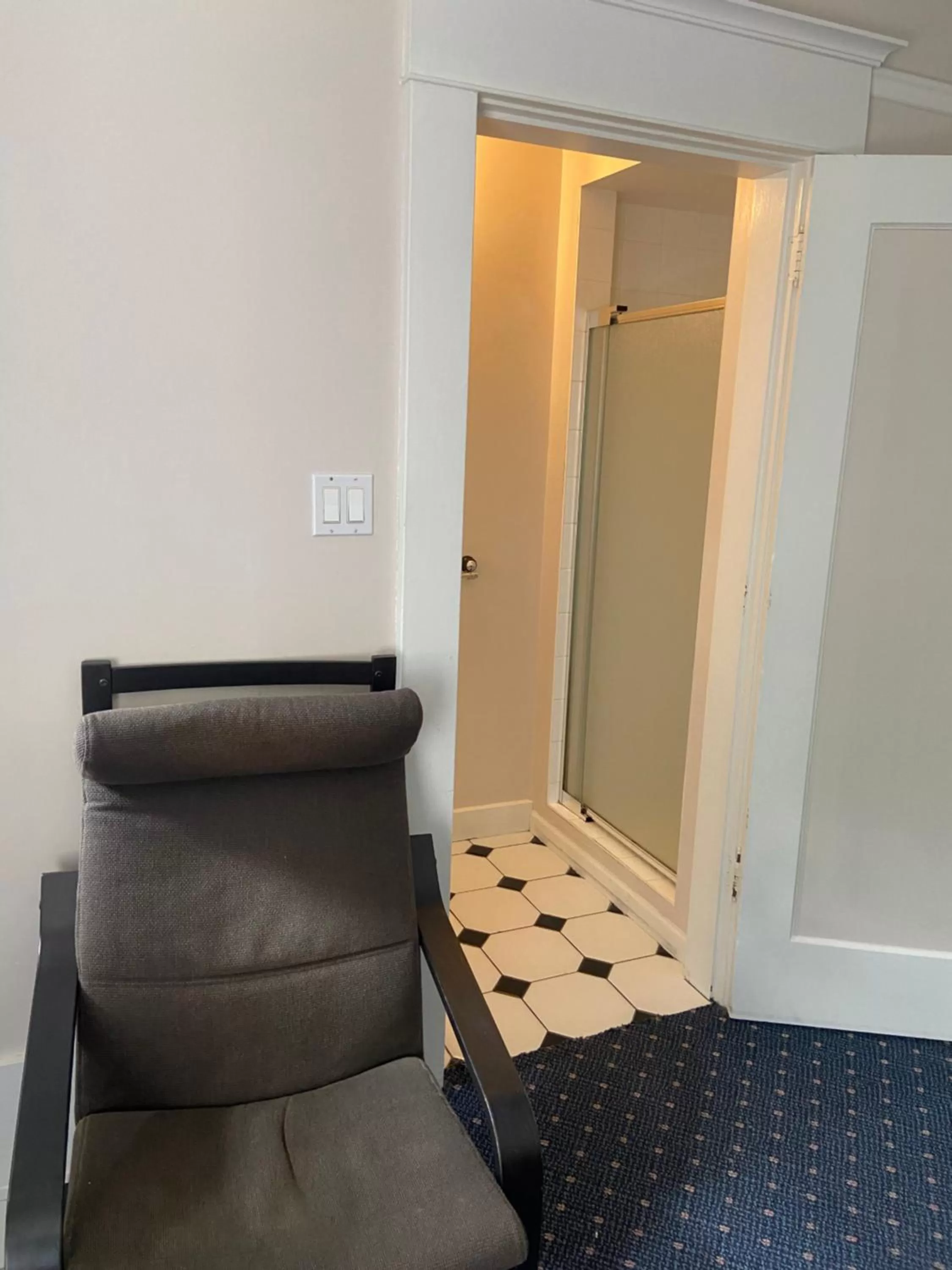 Shower in Windsor Guest House