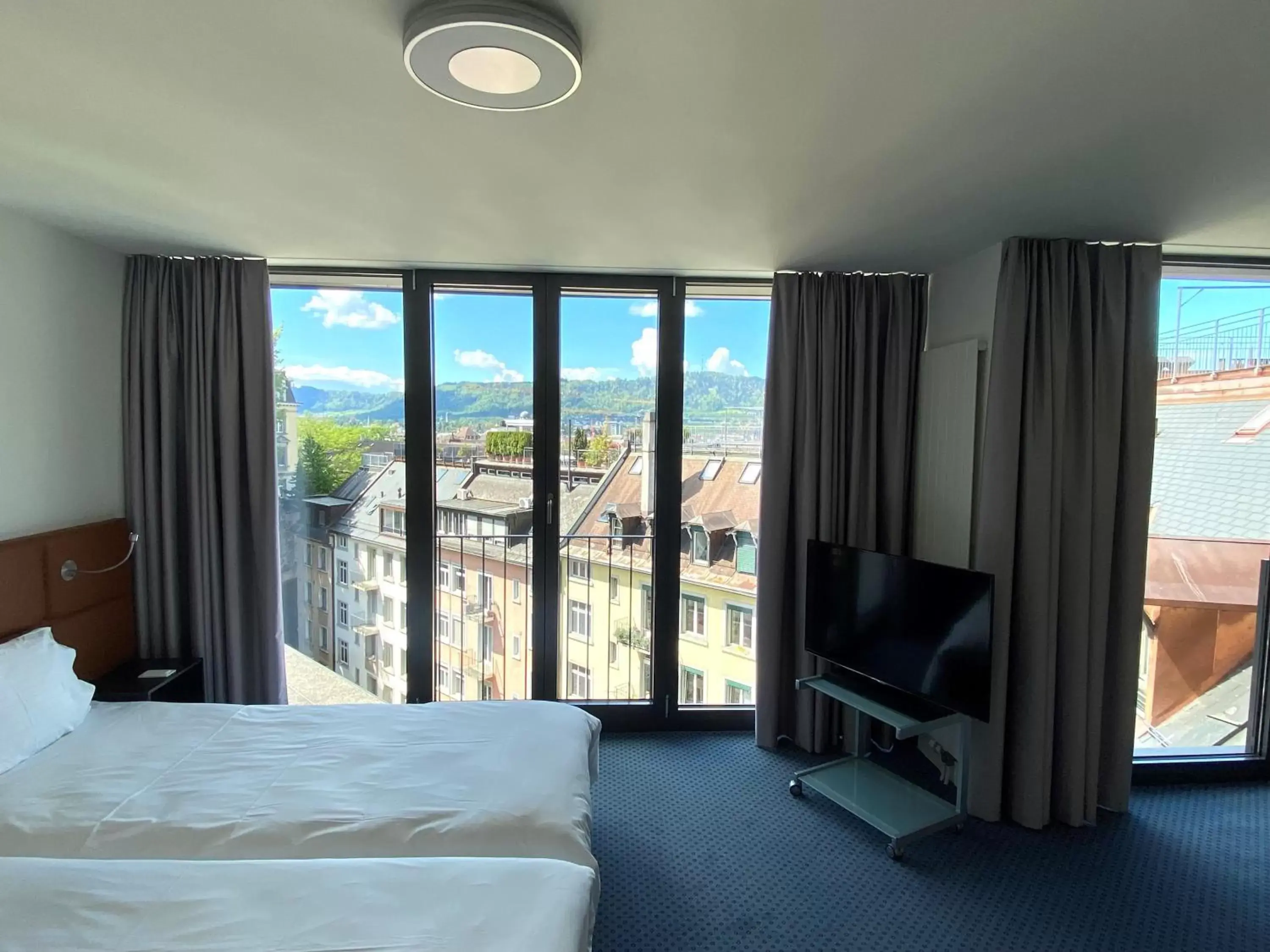 View (from property/room), TV/Entertainment Center in Royal Hotel Zurich