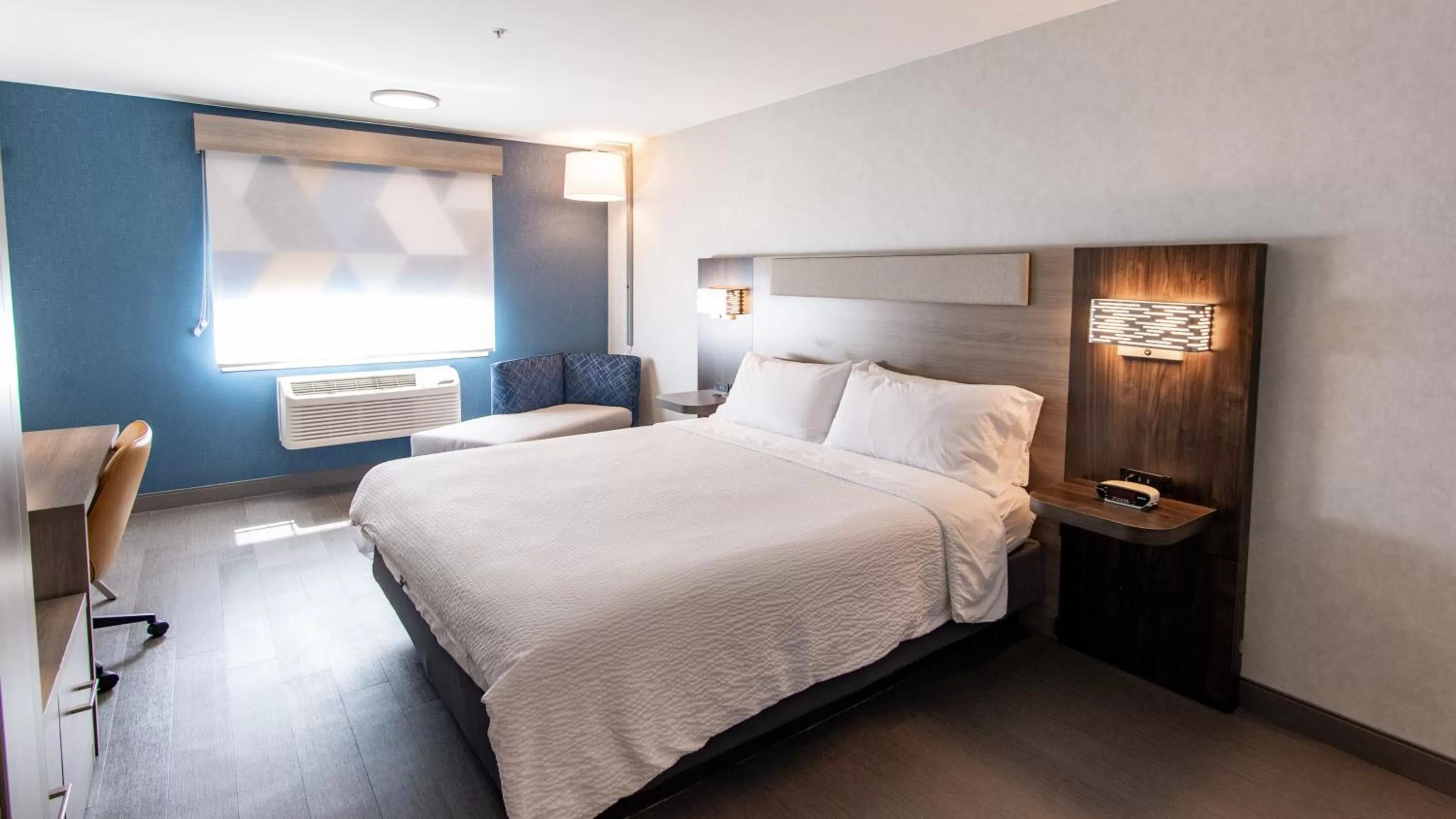 Photo of the whole room, Bed in Holiday Inn Express Oakdale by IHG