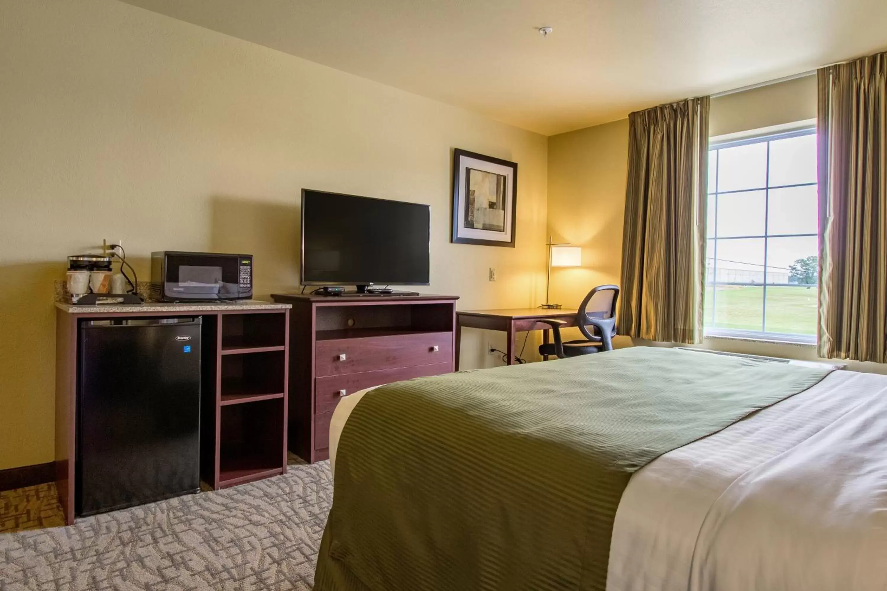 Bed, TV/Entertainment Center in Cobblestone Hotel & Suites - Orrville