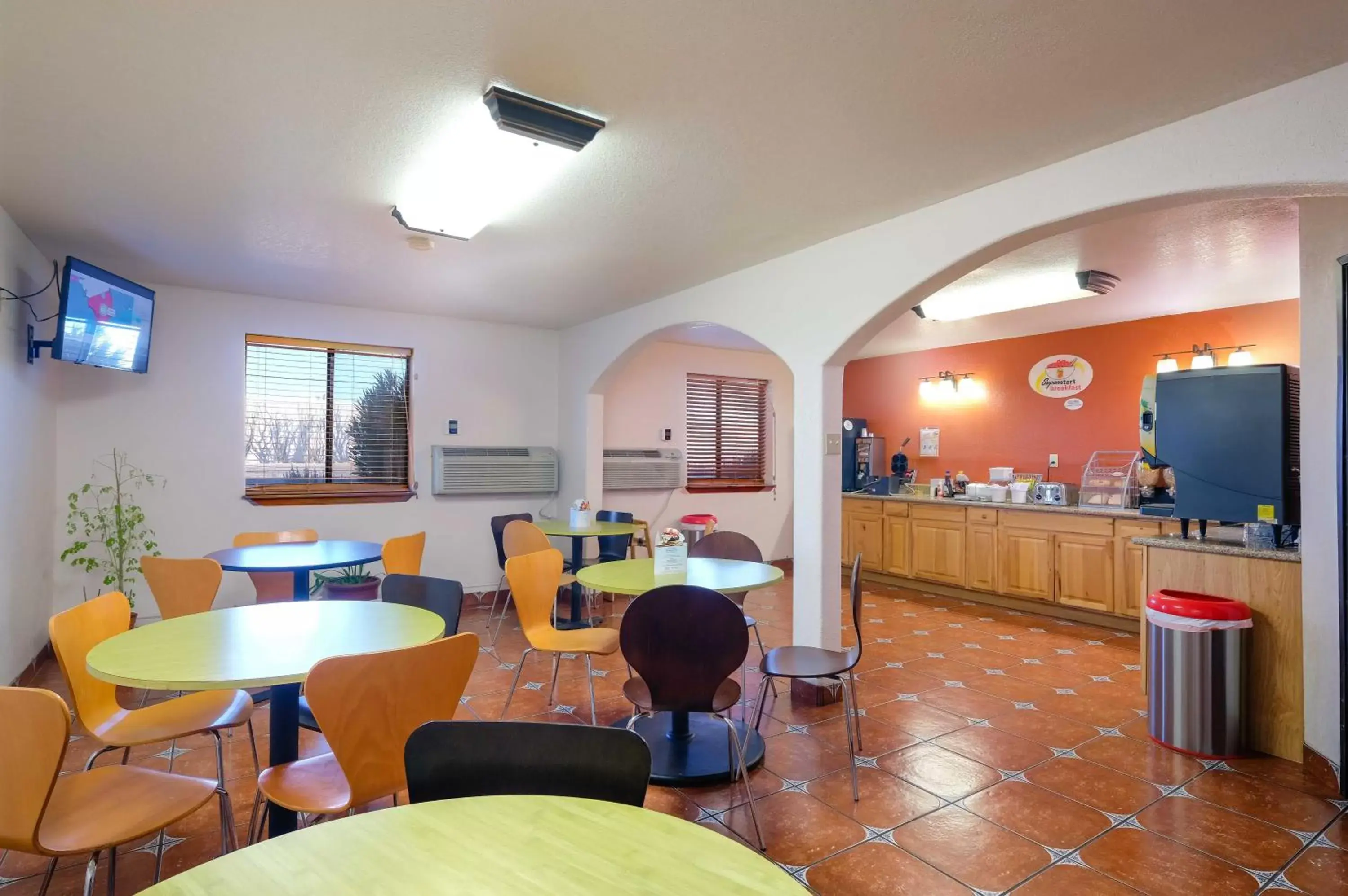 Breakfast, Lounge/Bar in Super 8 by Wyndham Las Cruces/White Sands Area