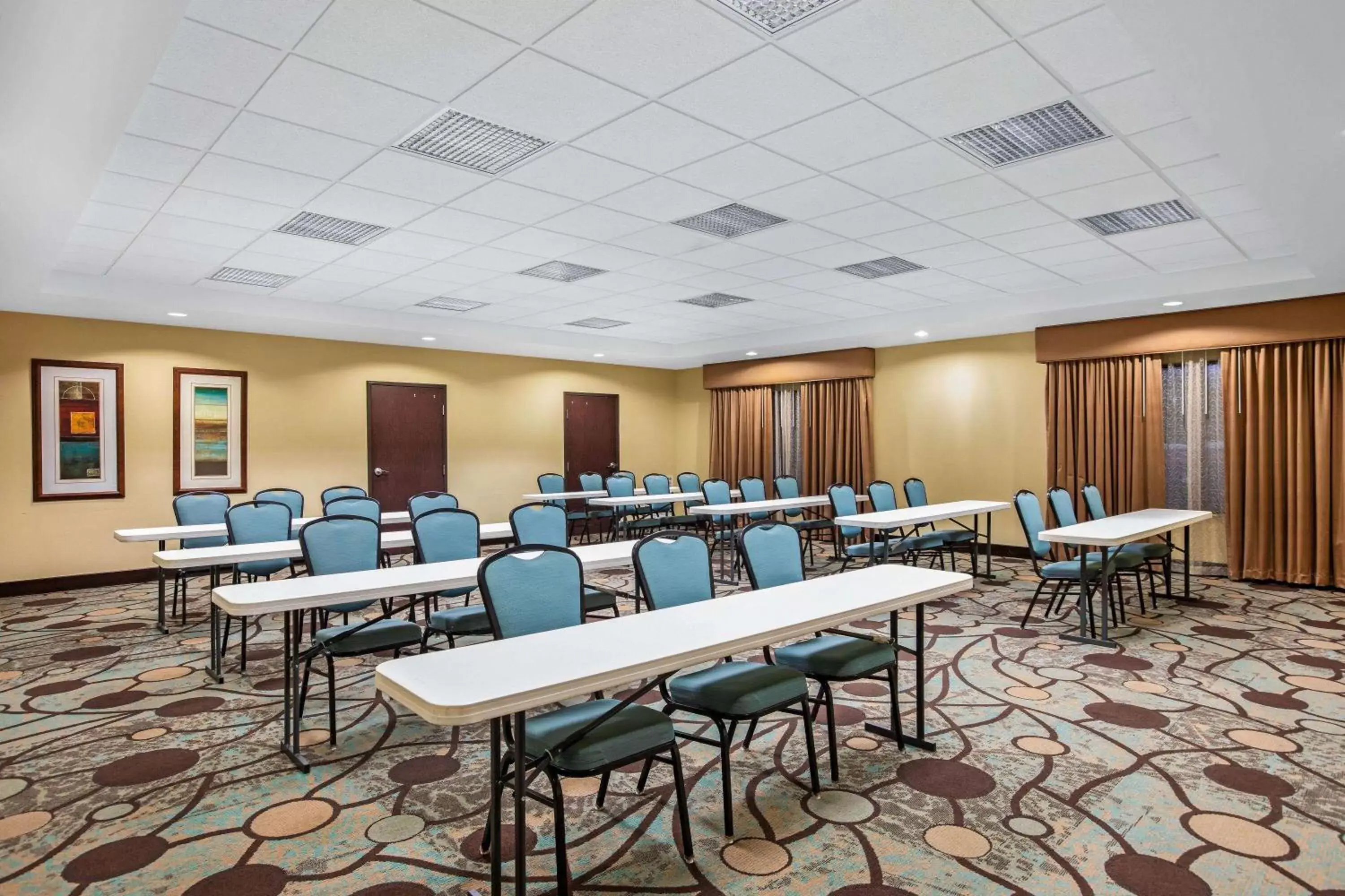 Meeting/conference room in La Quinta by Wyndham Sioux Falls