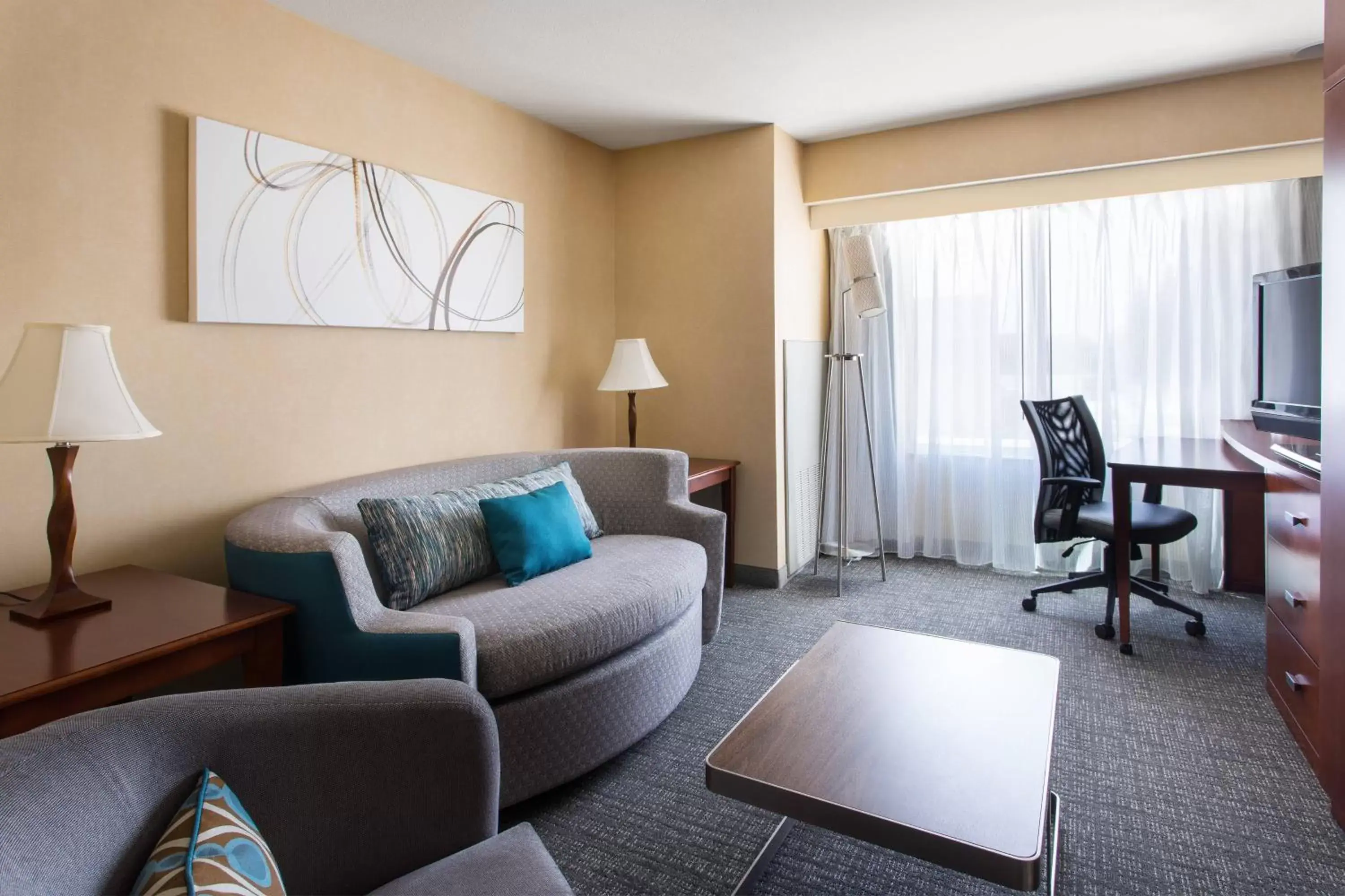 Living room, Seating Area in Courtyard by Marriott Sacramento Cal Expo