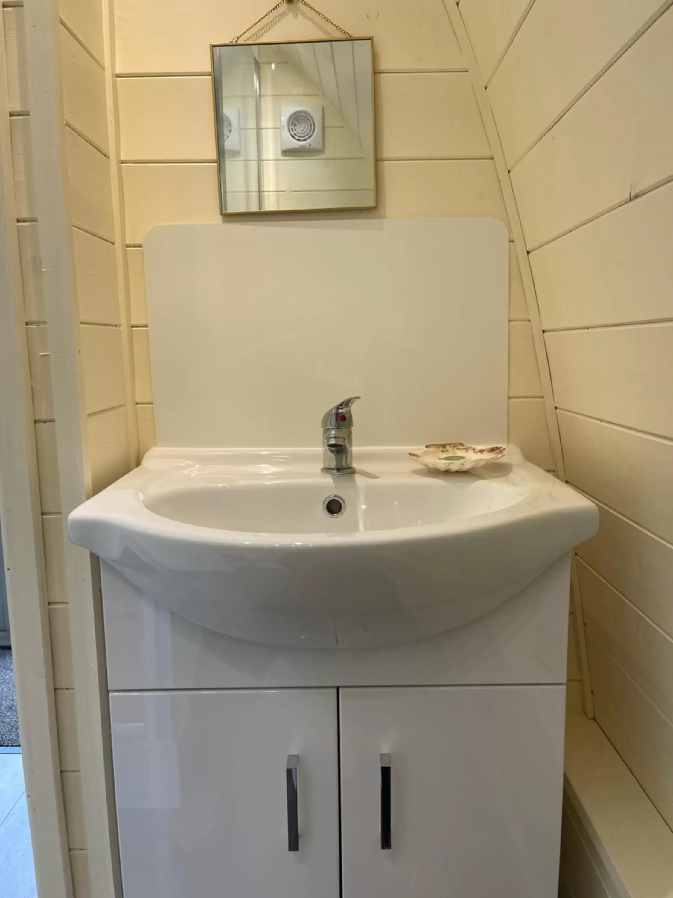 Bathroom in South Lodge House