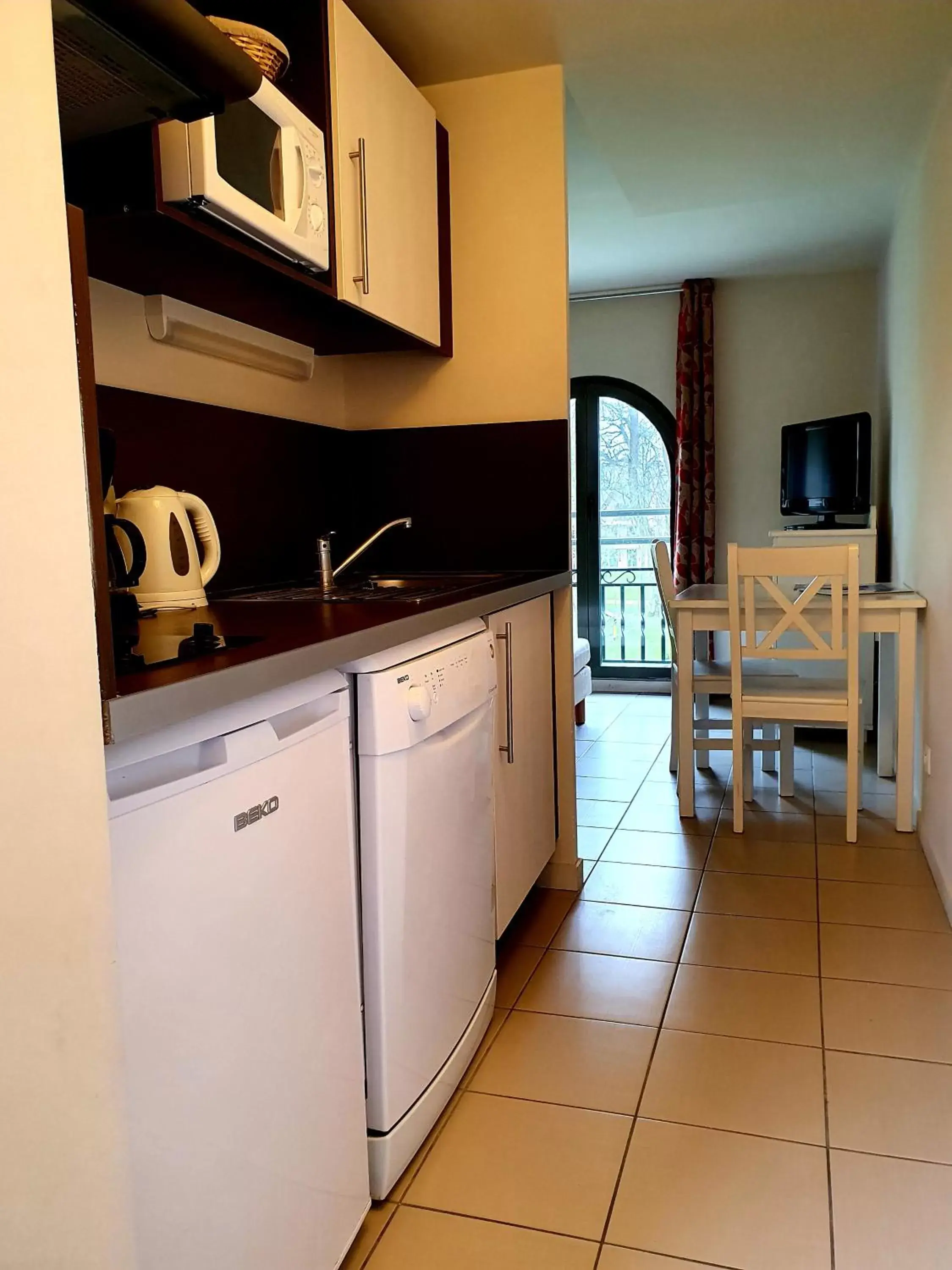 TV and multimedia, Kitchen/Kitchenette in Goélia Résidence Du Parc