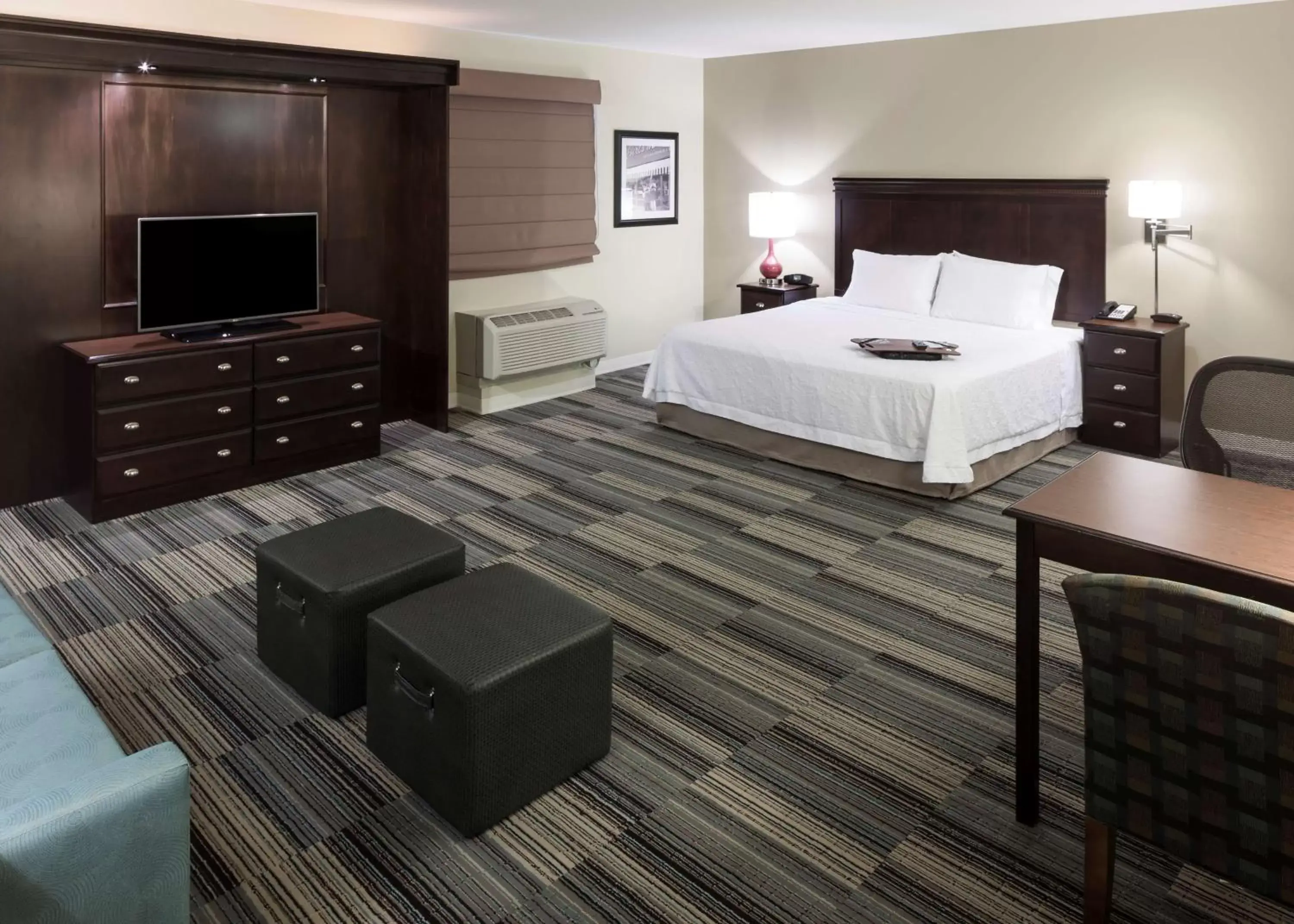 Living room, Bed in Hampton Inn & Suites Omaha-Downtown
