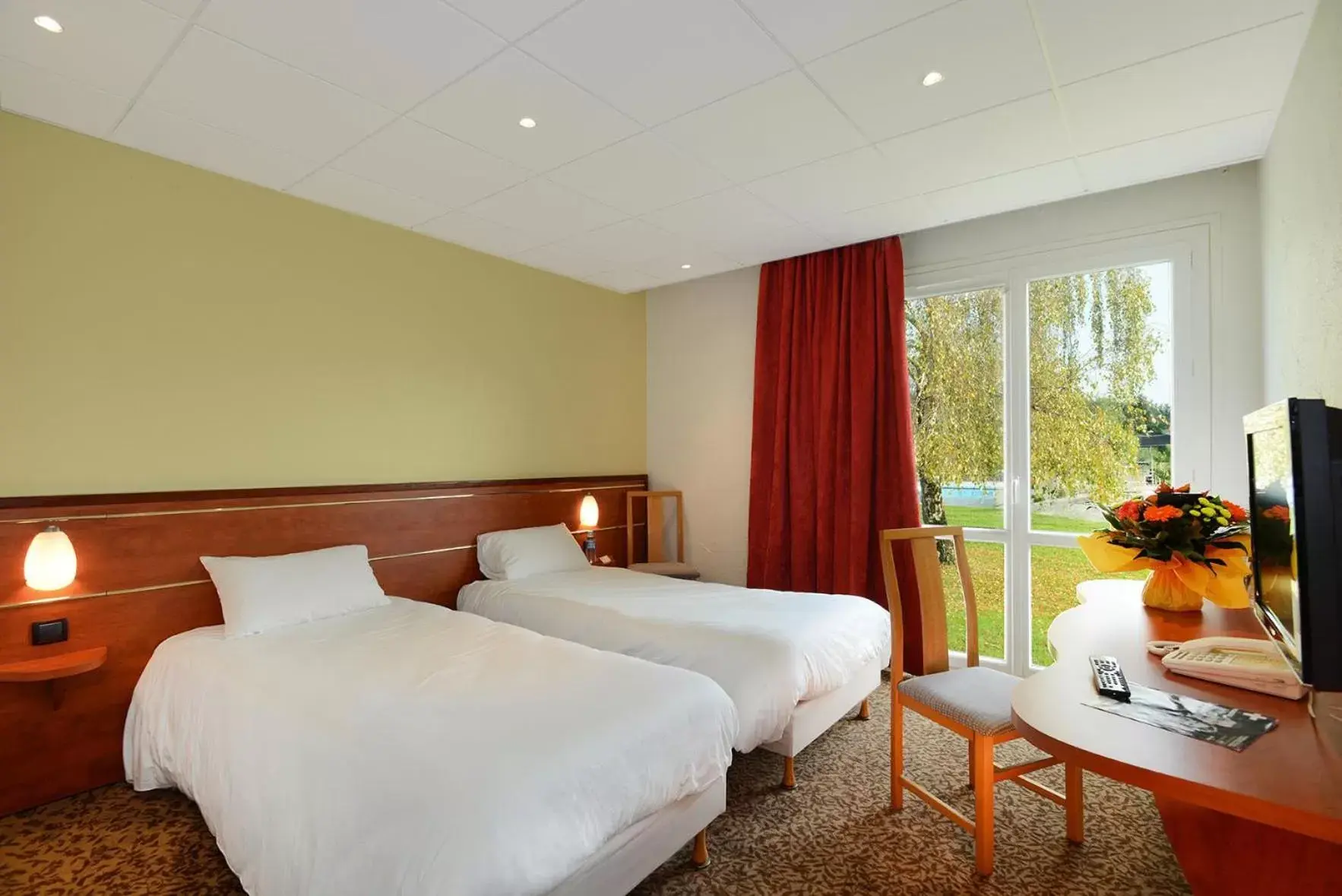 Photo of the whole room, Bed in Brit Hotel Nantes Vigneux - L'Atlantel