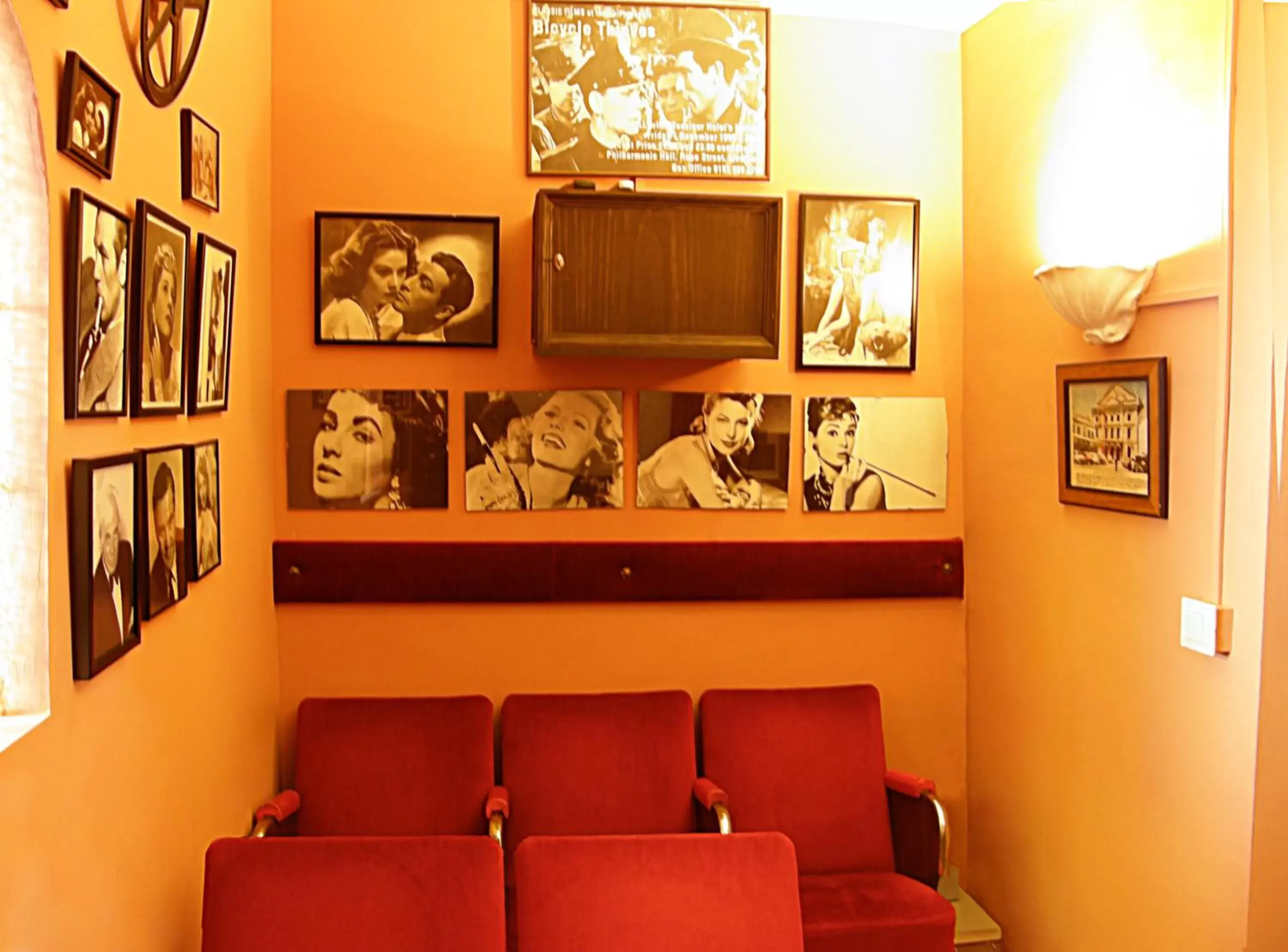 Communal lounge/ TV room in Hotel Soho Boutique Palacio San Gabriel