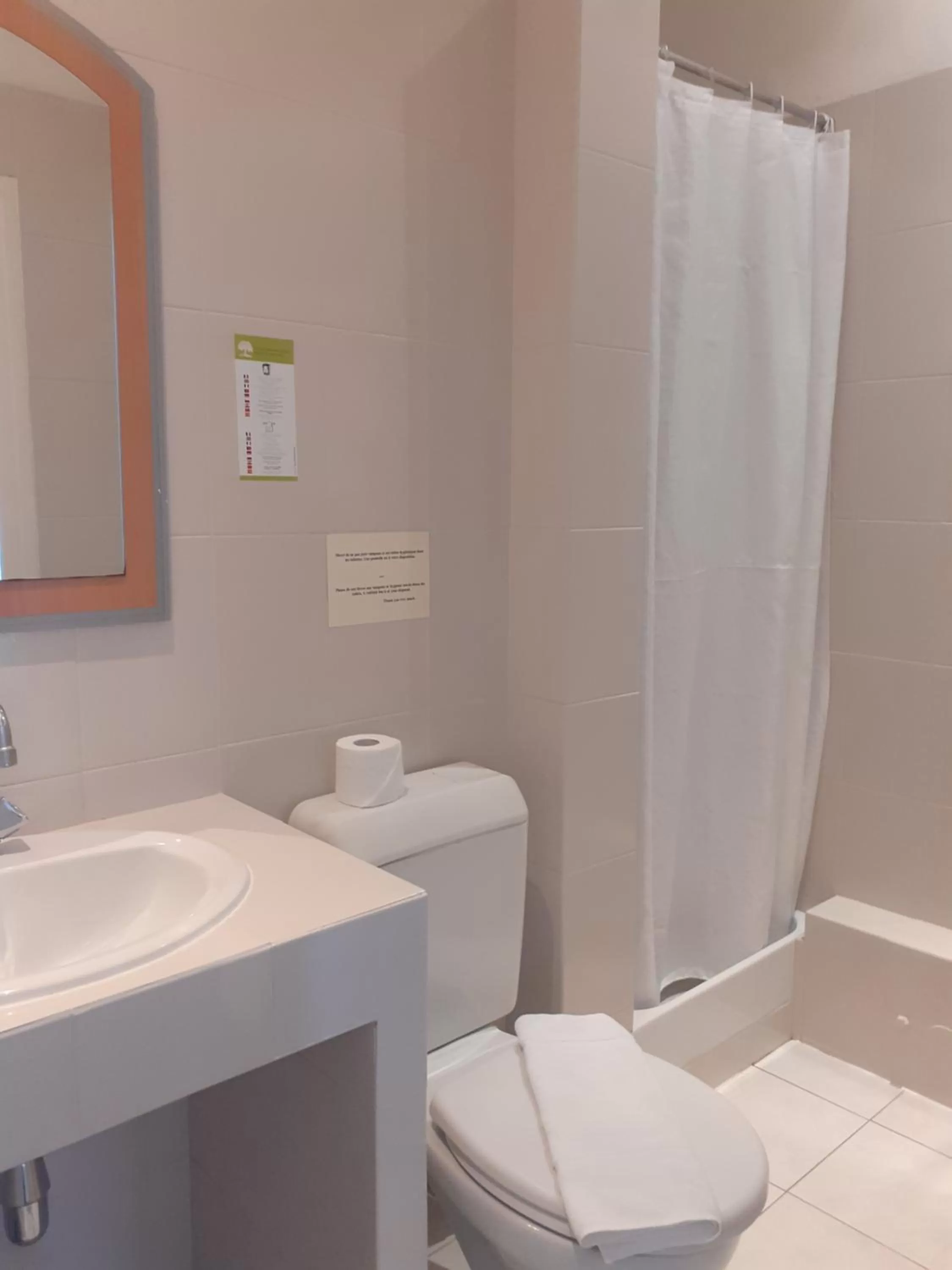 Bathroom in Hôtel P.L.M.