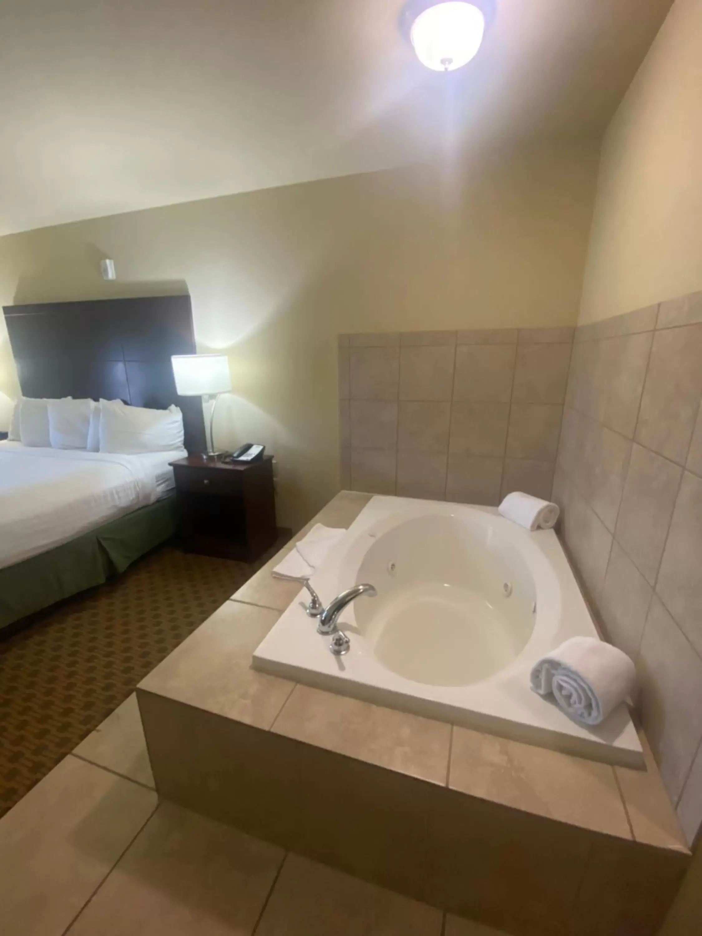 Bedroom, Bathroom in Cobblestone Hotel & Suites - Broken Bow