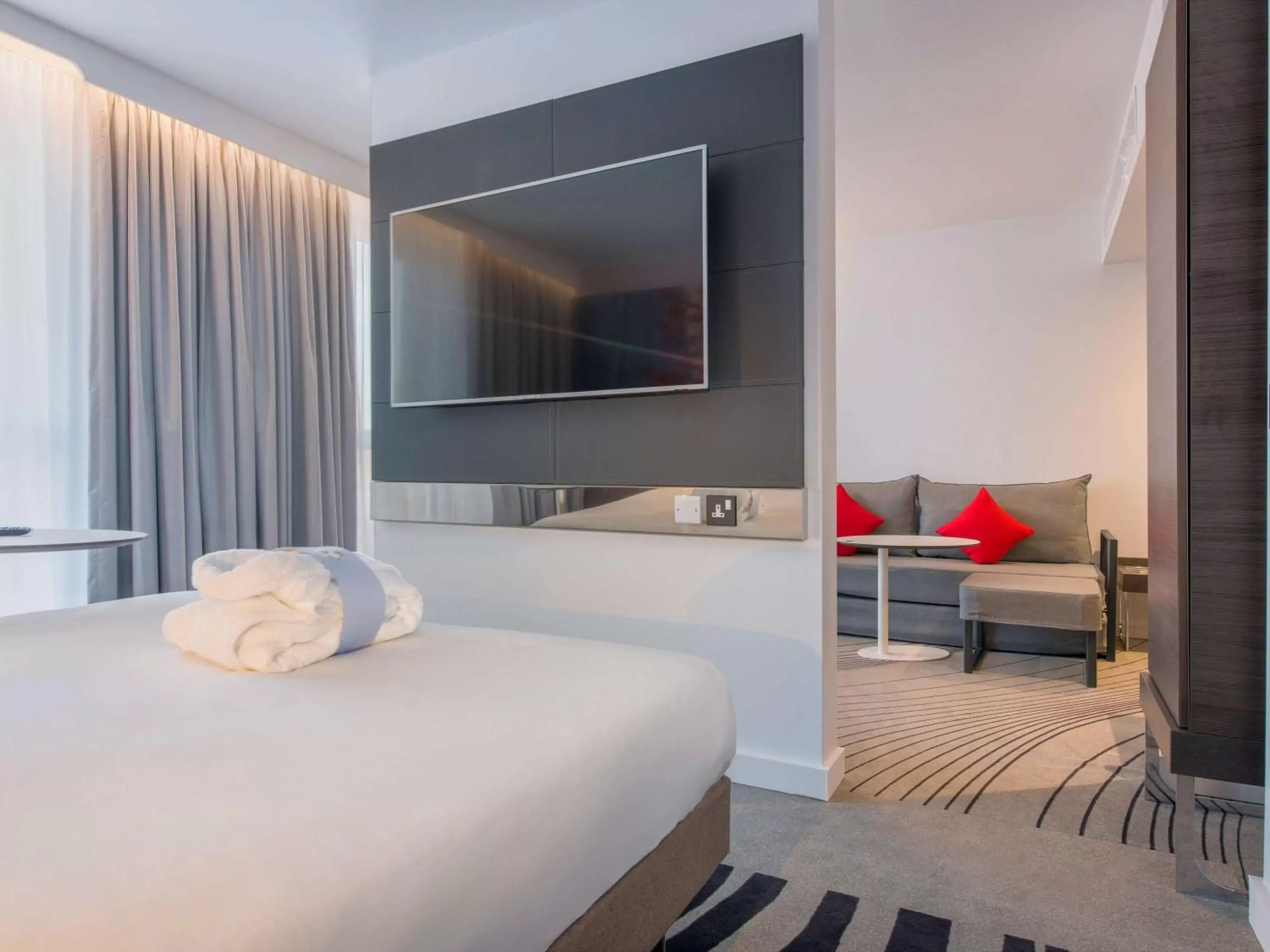 Photo of the whole room, Bed in Novotel York Centre