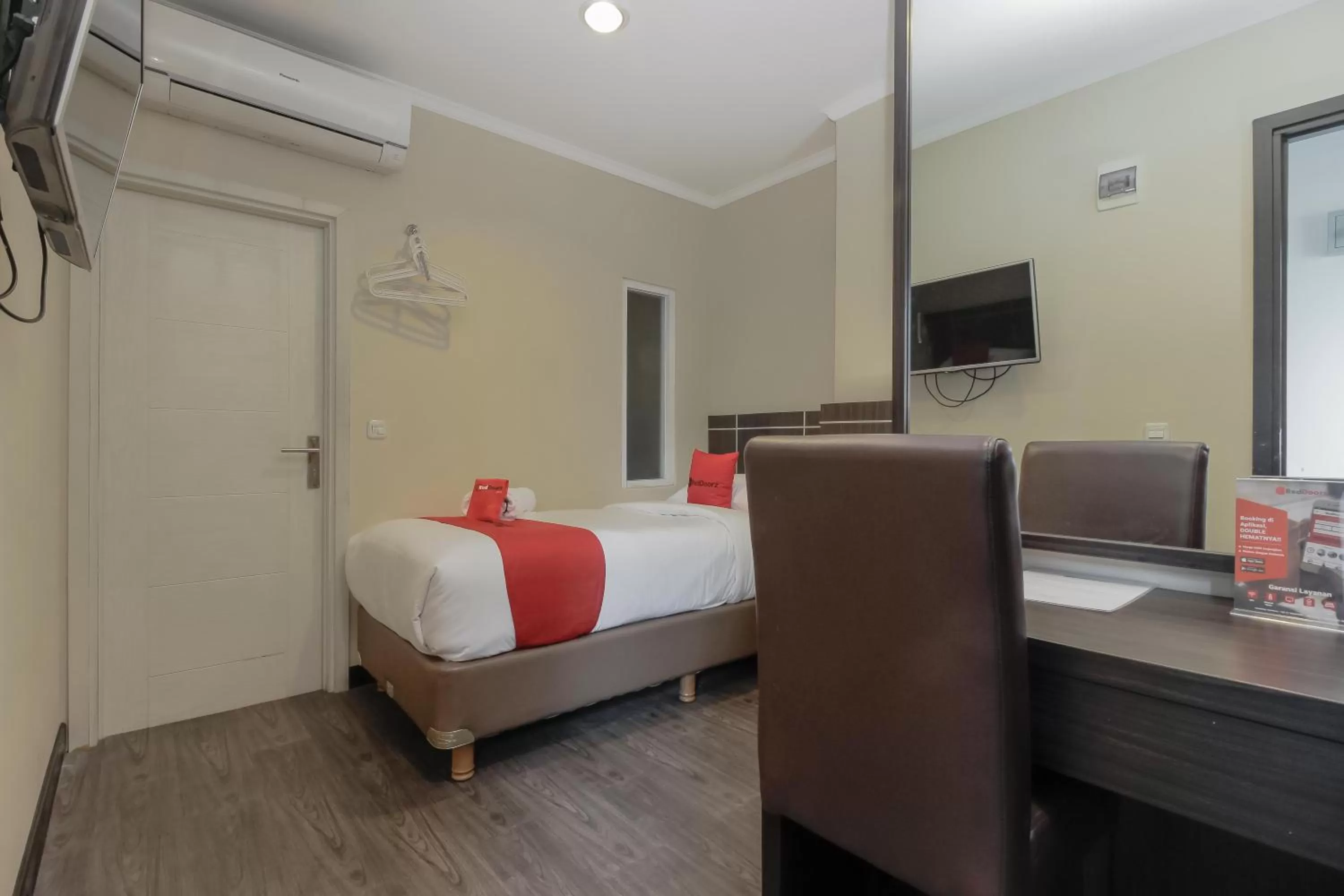 Bedroom, Bed in RedDoorz Plus @ Thamrin
