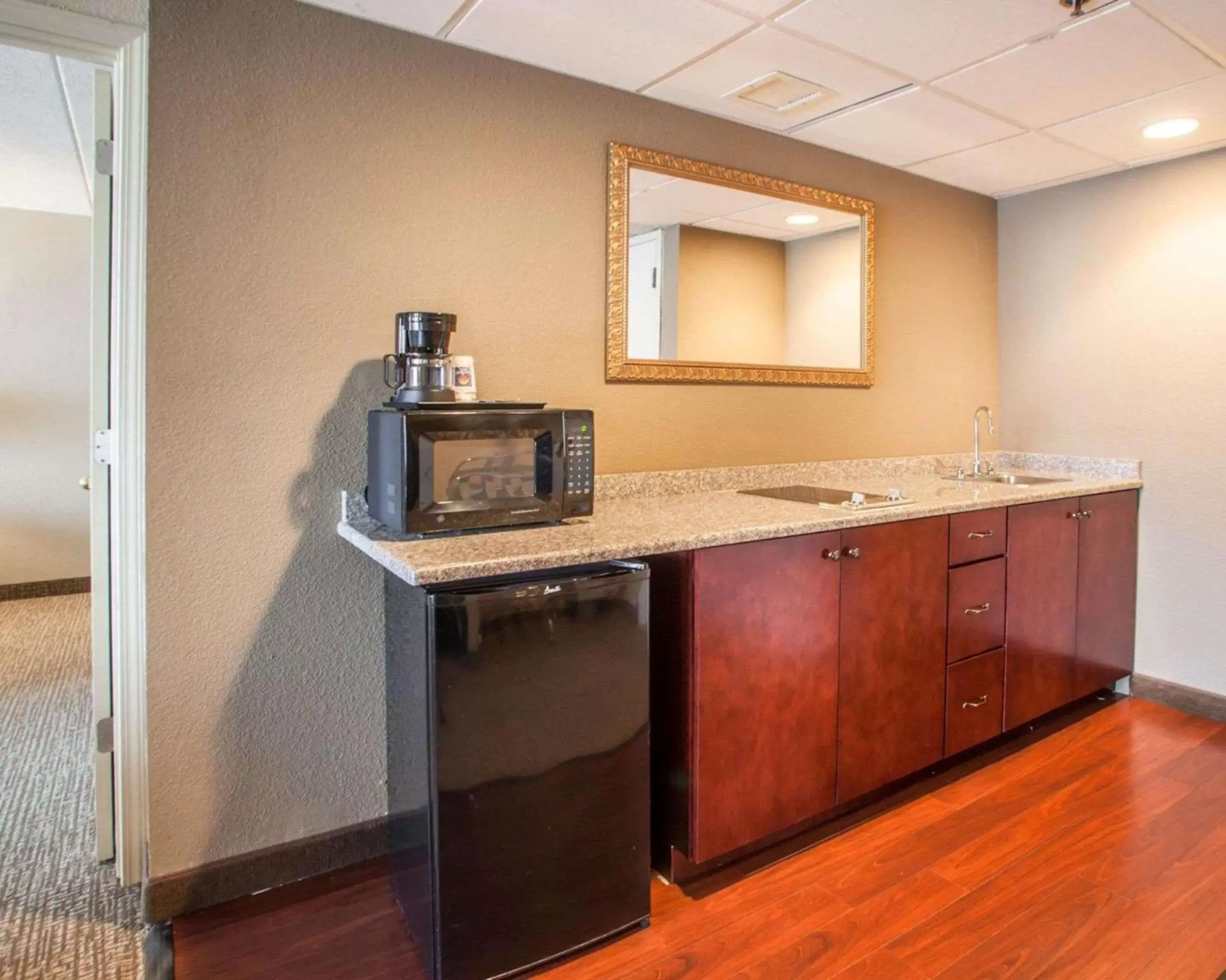 Bedroom, Kitchen/Kitchenette in Quality Inn & Suites Orland Park - Chicago