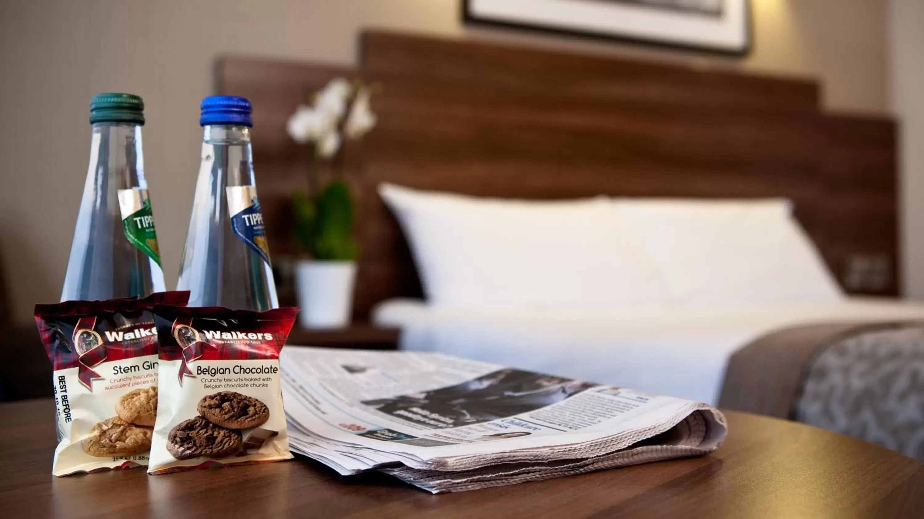 Bedroom, Drinks in Leonardo Hotel Dublin Parnell Street - Formerly Jurys Inn