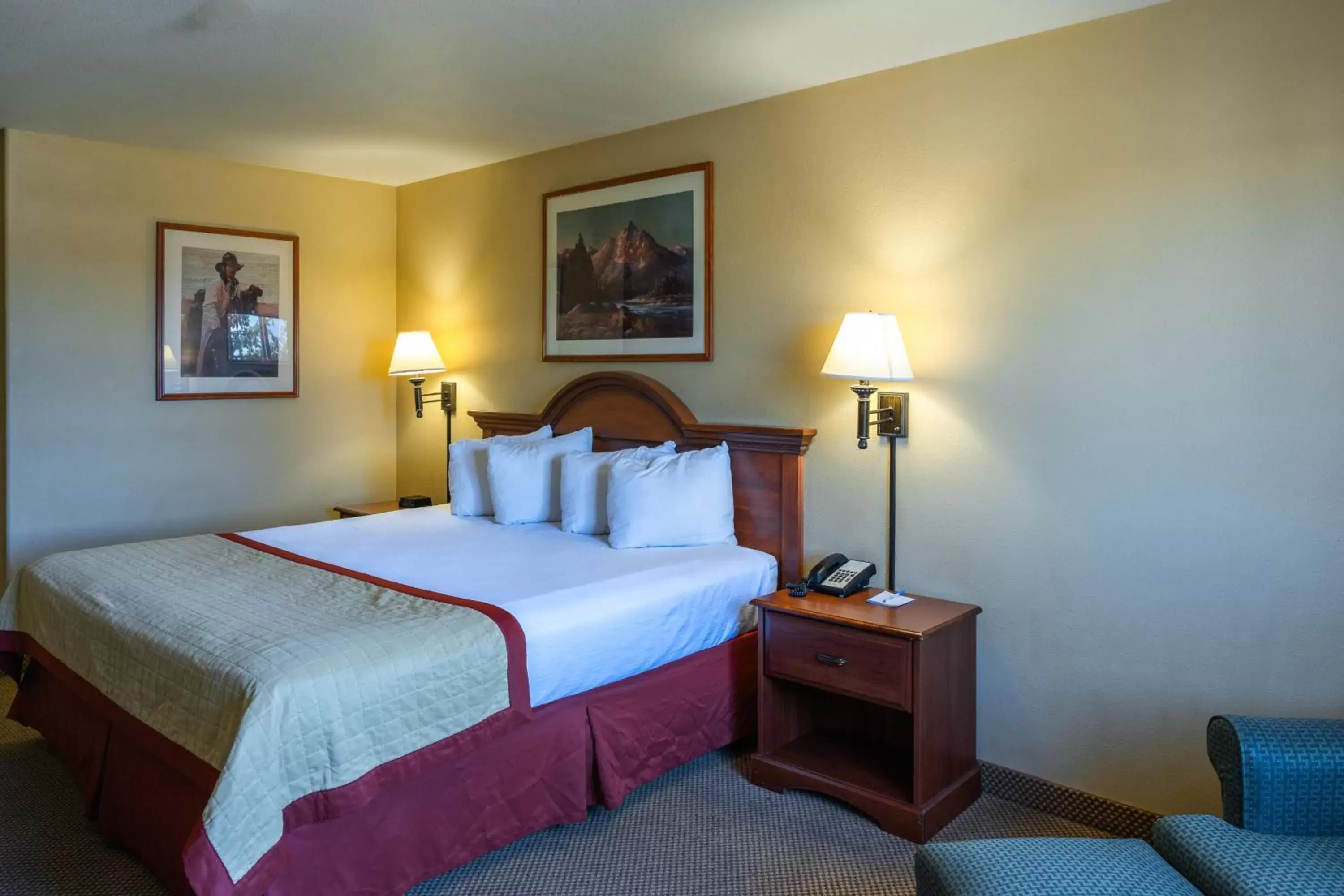 Bed in Pinedale Hotel & Suites
