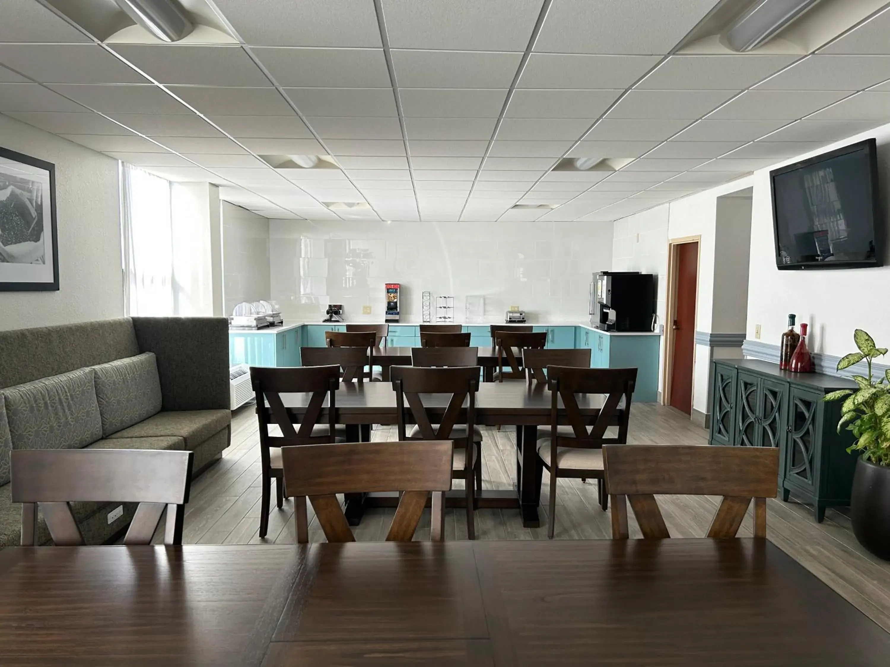 Buffet breakfast in Clarion Inn & Suites Grand Rapids Airport Buffet breakfast in Clarion Inn & Suites Grand Rapids Airport