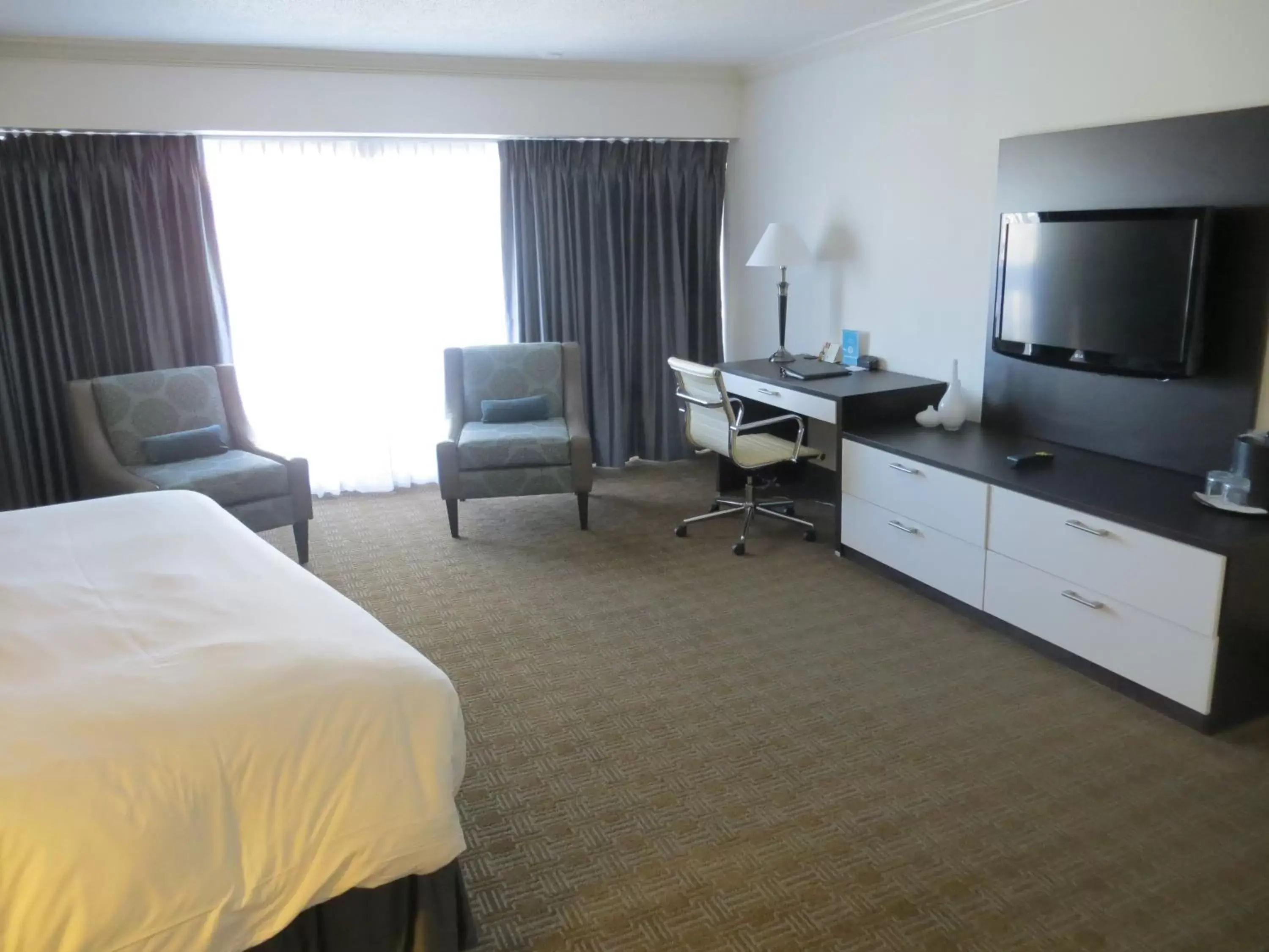 Bedroom, TV/Entertainment Center in Toronto Don Valley Hotel and Suites