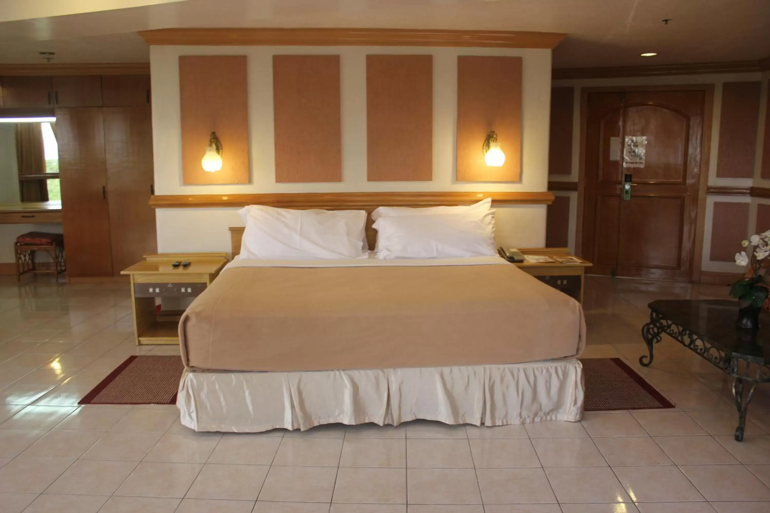 Bed in Elegant Circle Inn