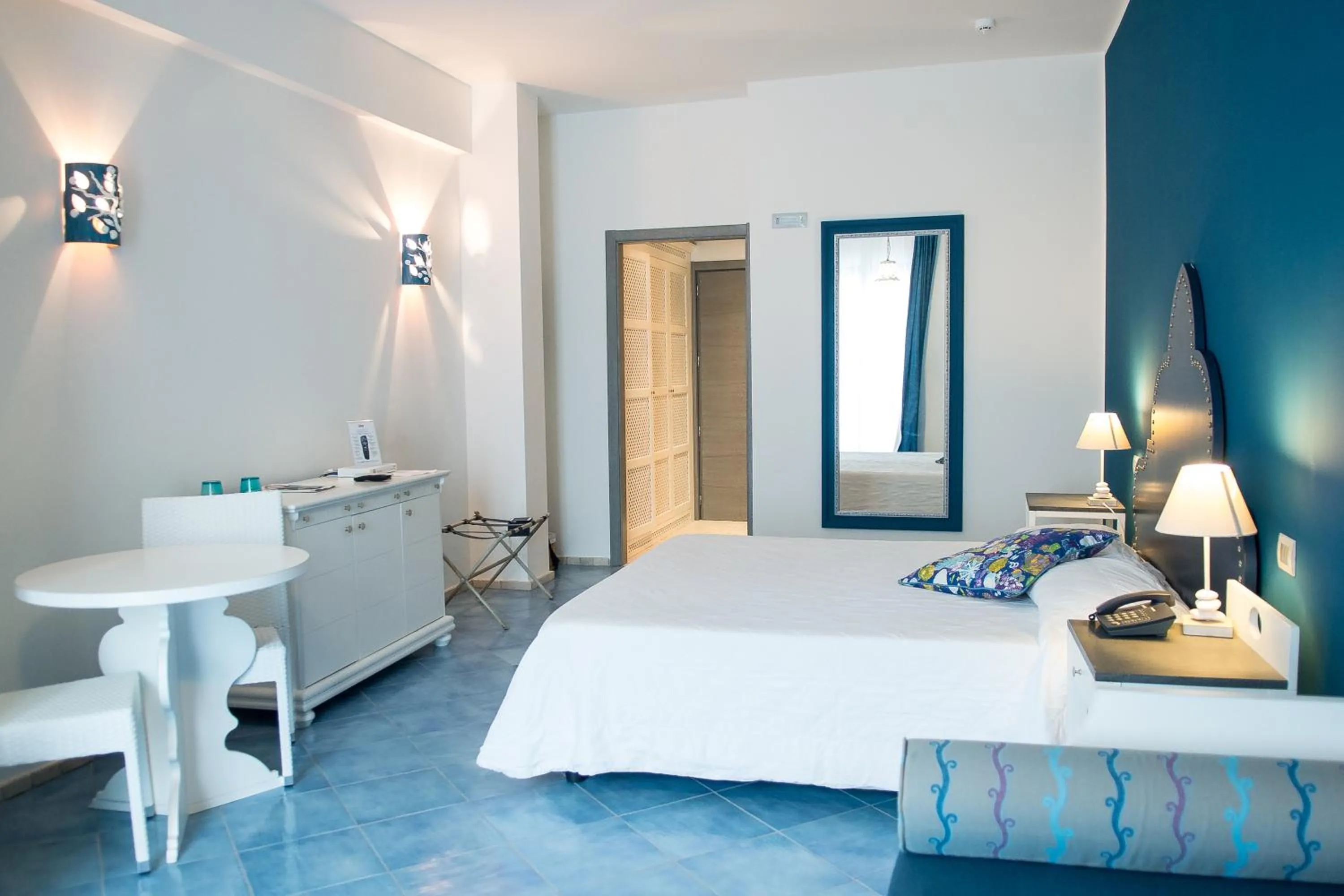 Photo of the whole room, Bed in Hotel Cutimare - Aeolian Charme