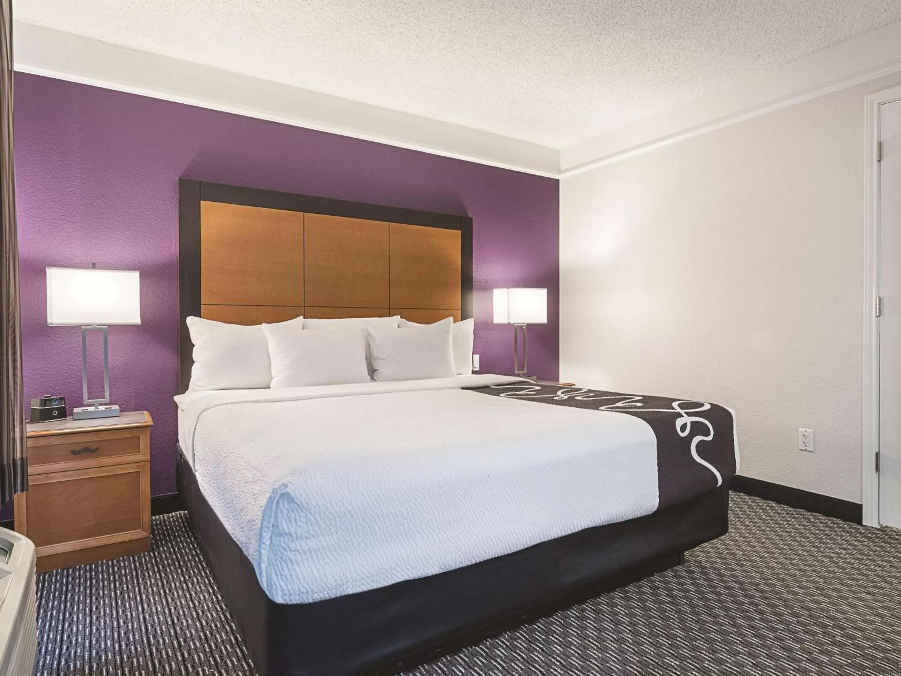 Bed in Howard Johnson by Wyndham Sacramento Downtown