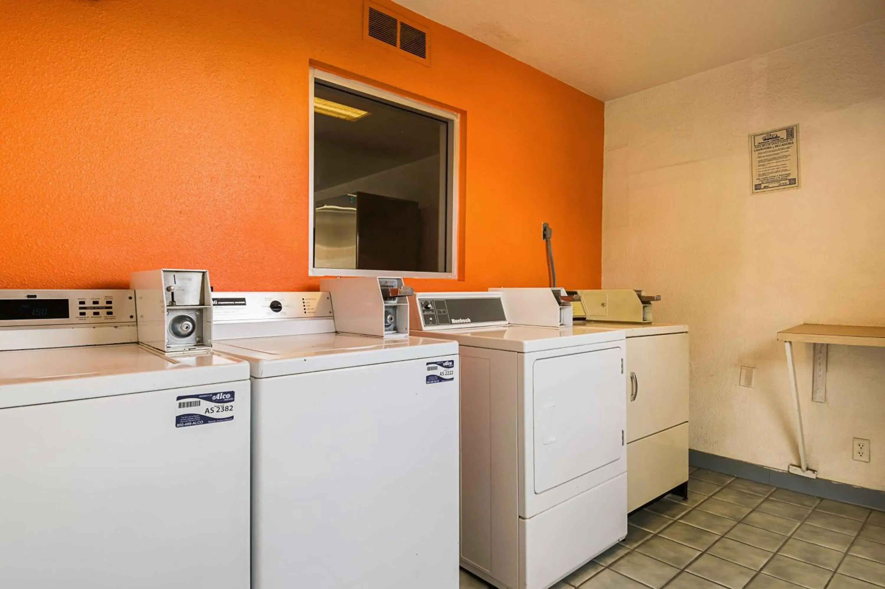 On site, Kitchen/Kitchenette in Motel 6 Lost Hills / Buttonwillow Racetrack