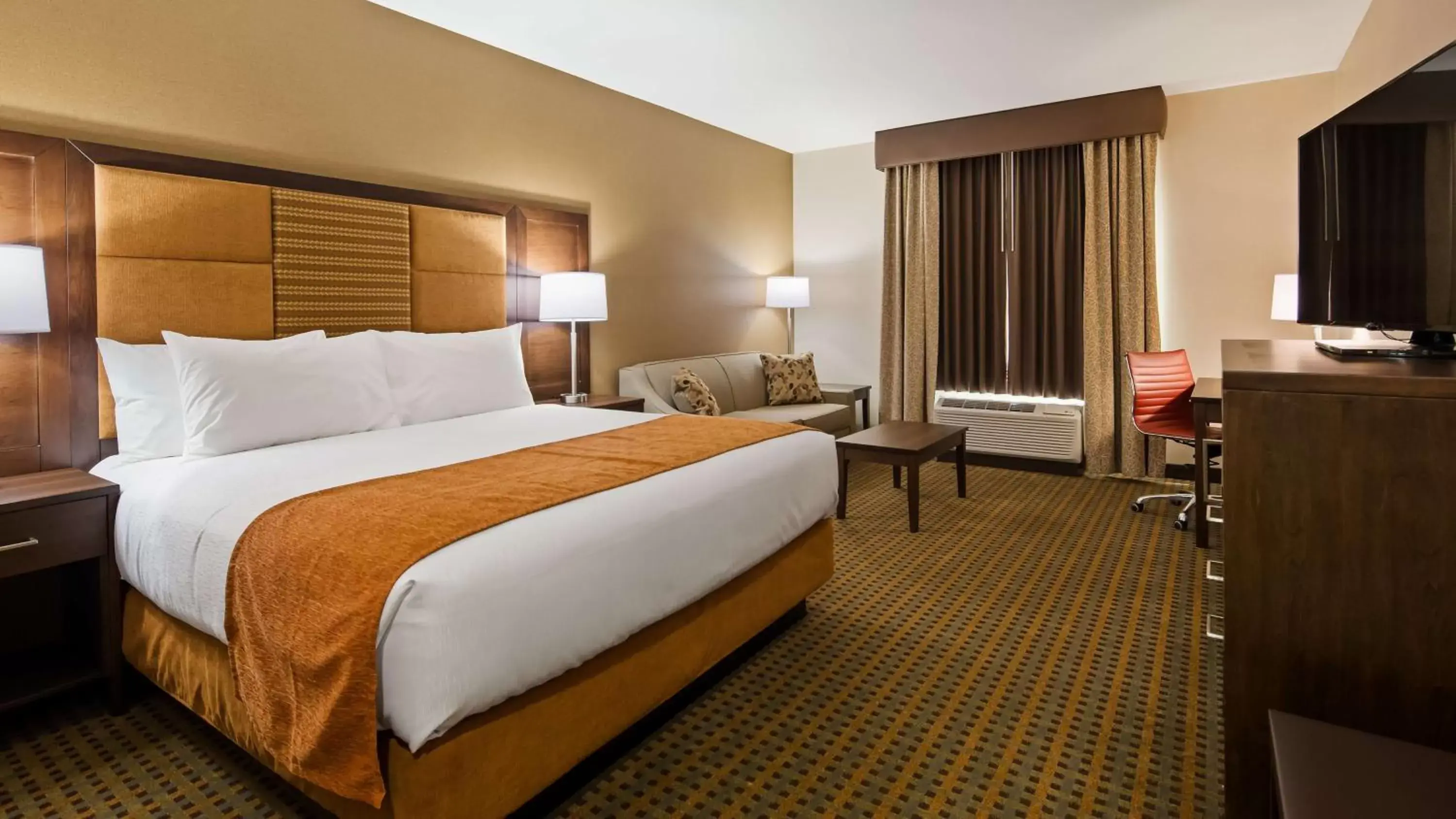 Bedroom, Bed in Best Western Plus Hinton Inn & Suites