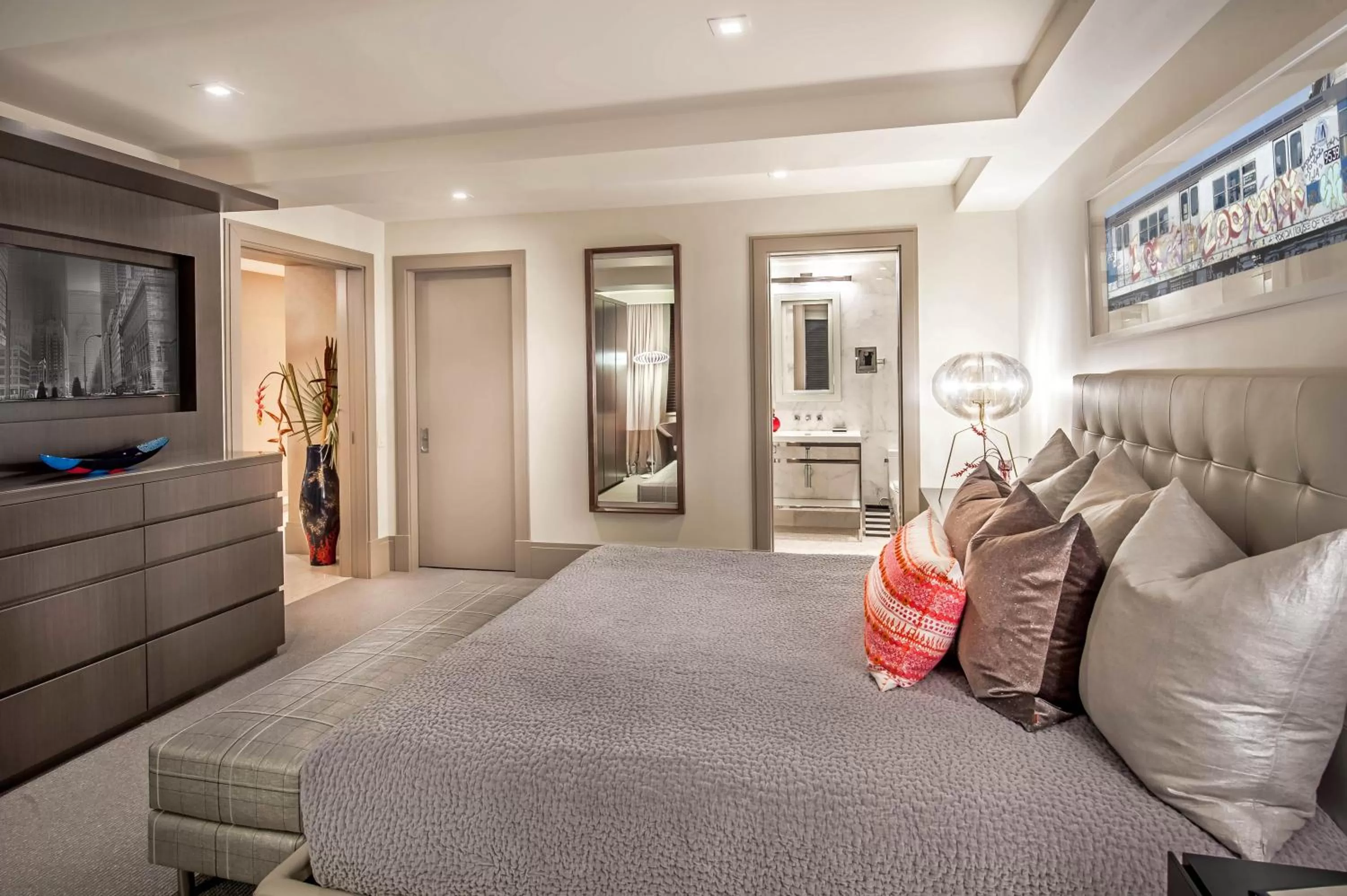 Bedroom, Bed in Lombardy Hotel