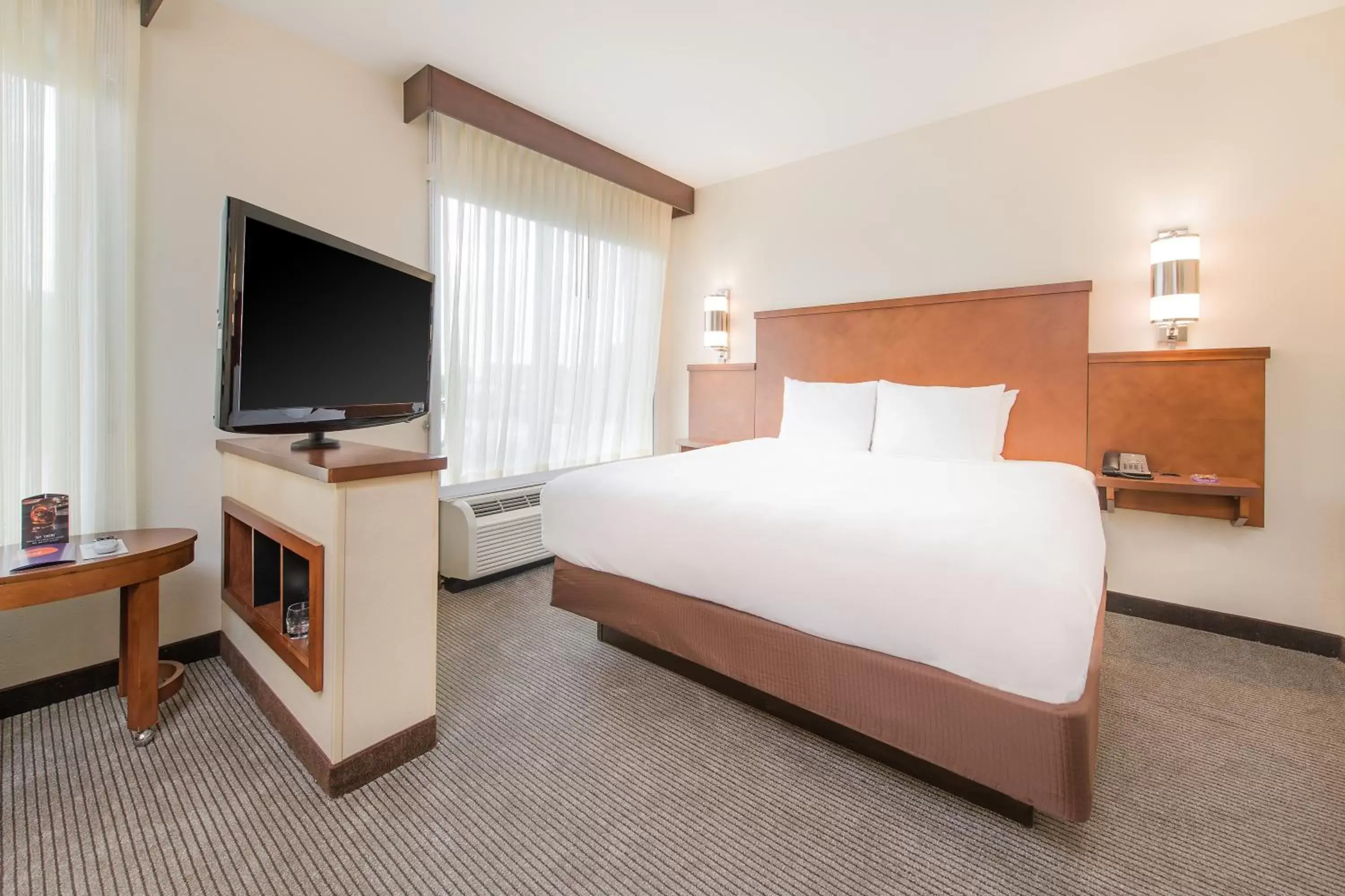 Bed in Hyatt Place Charleston Airport / Convention Center Bed in Hyatt Place Charleston Airport / Convention Center