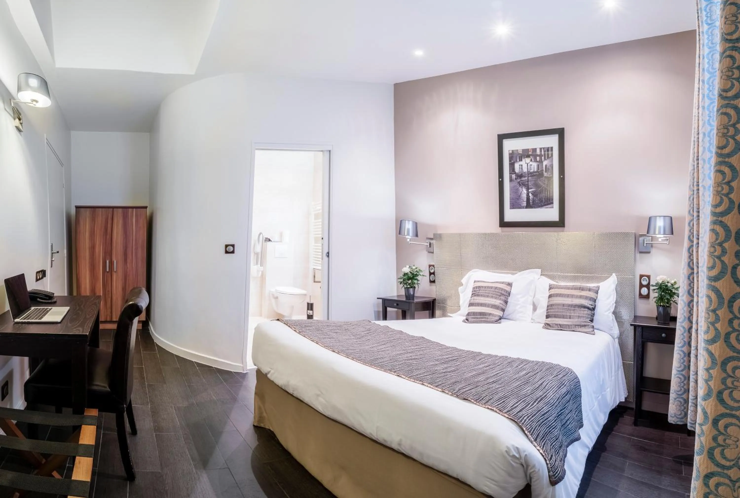 Photo of the whole room, Bed in Hotel Chabrol Opera