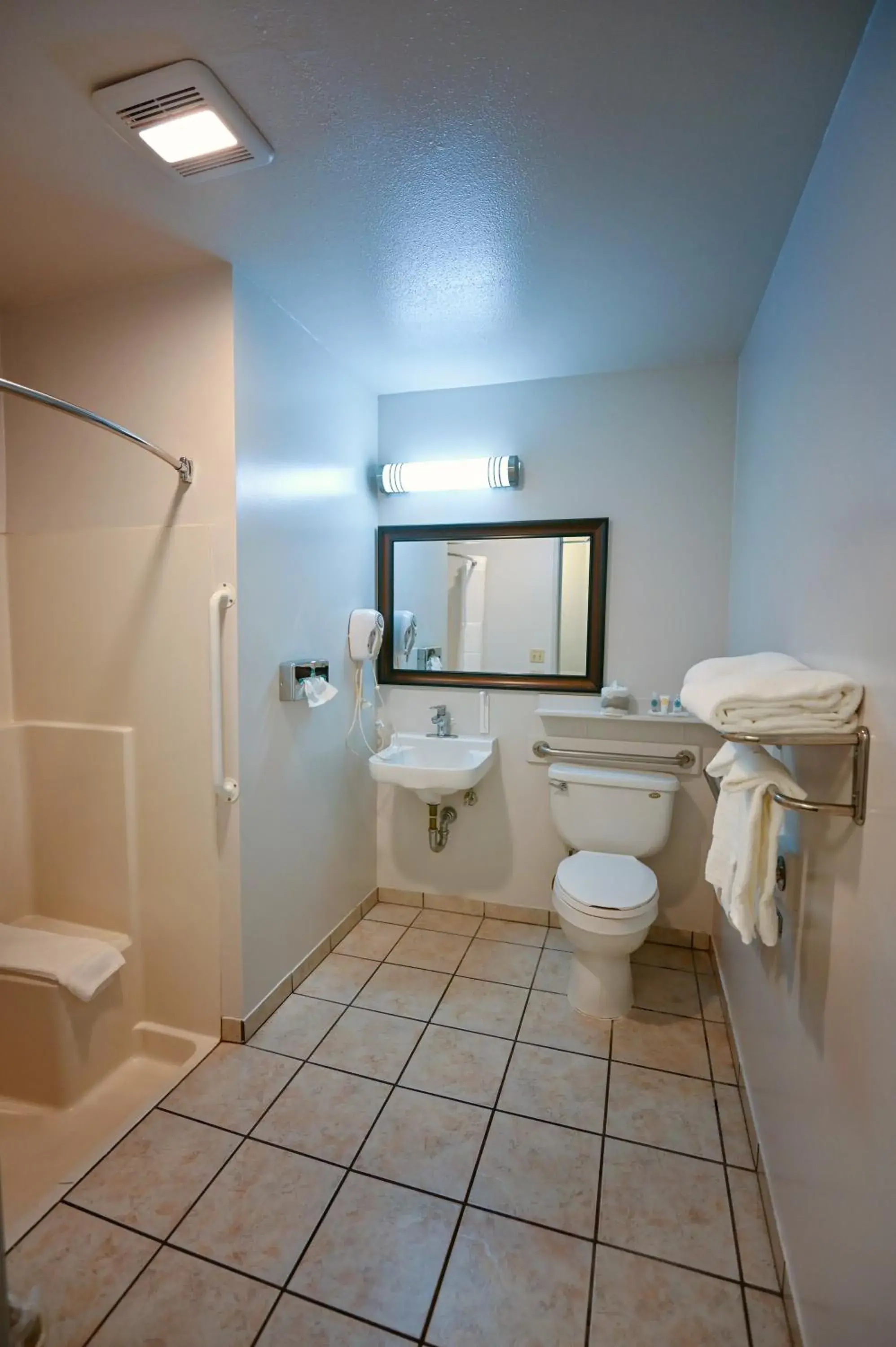 Shower, Bathroom in Comfort Inn Yreka I-5