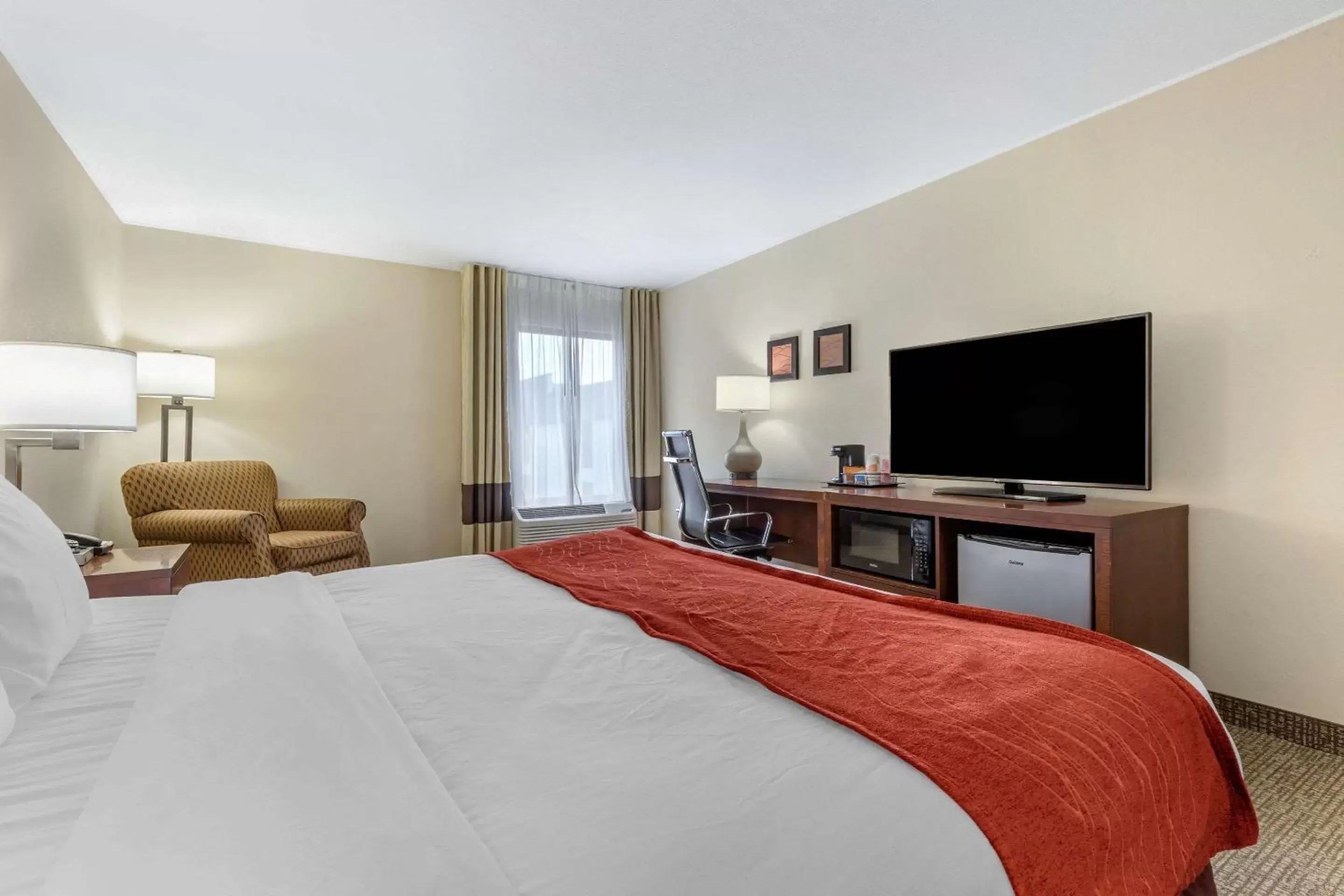 Photo of the whole room, Bed in Comfort Inn & Suites Clemson - University Area
