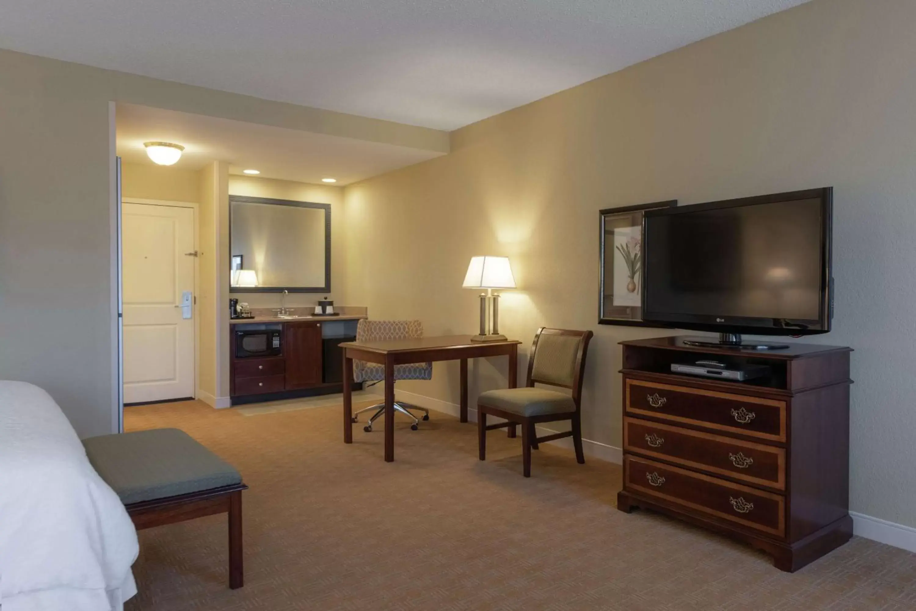 Bedroom, TV/Entertainment Center in Hampton Inn & Suites - Vicksburg