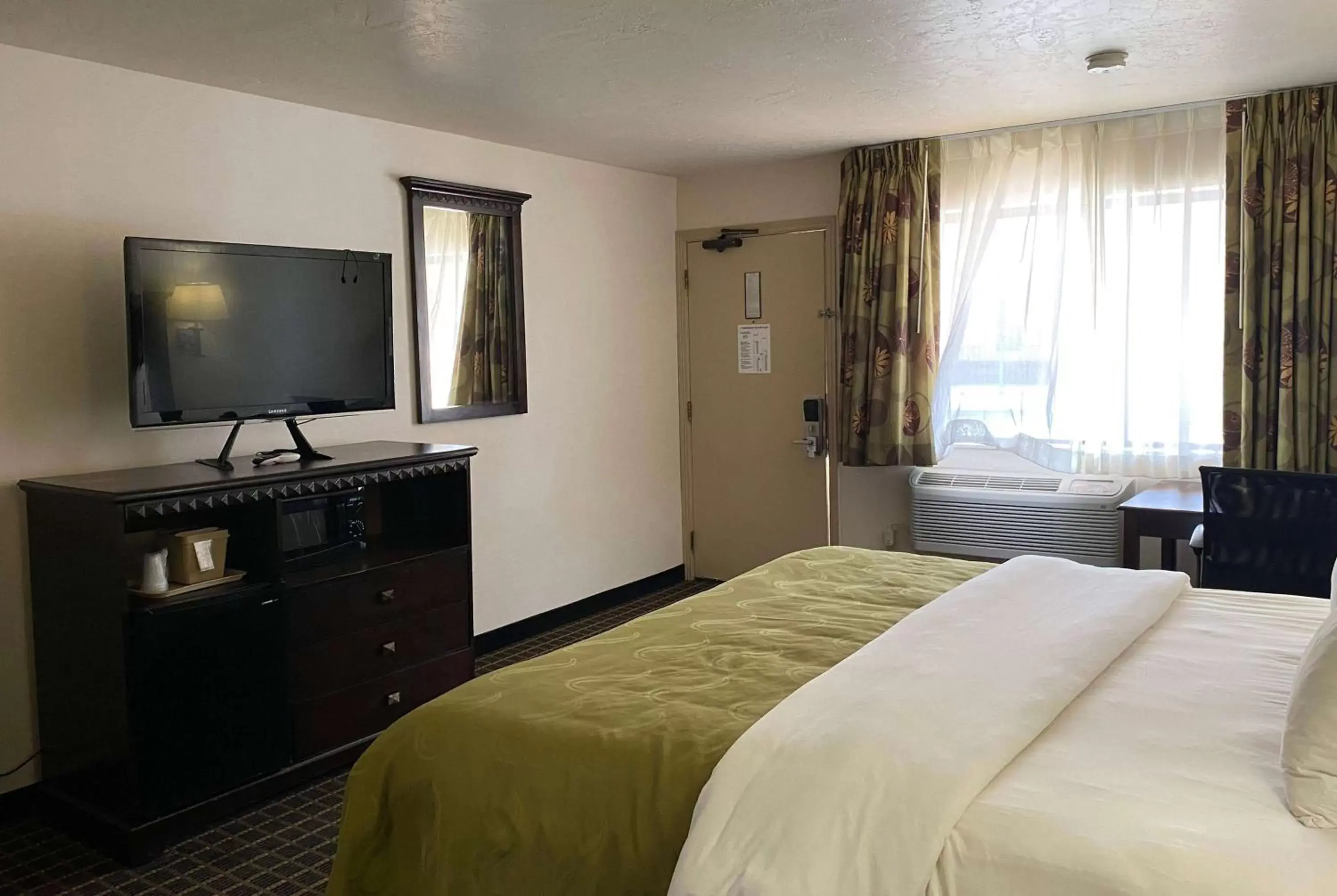 Photo of the whole room, TV/Entertainment Center in Wingate by Wyndham Gunnison Near Western Colorado University