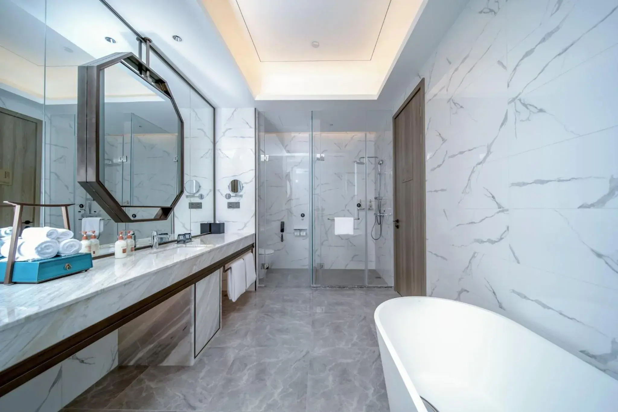 Photo of the whole room, Bathroom in Crowne Plaza Hangzhou Linping, an IHG Hotel