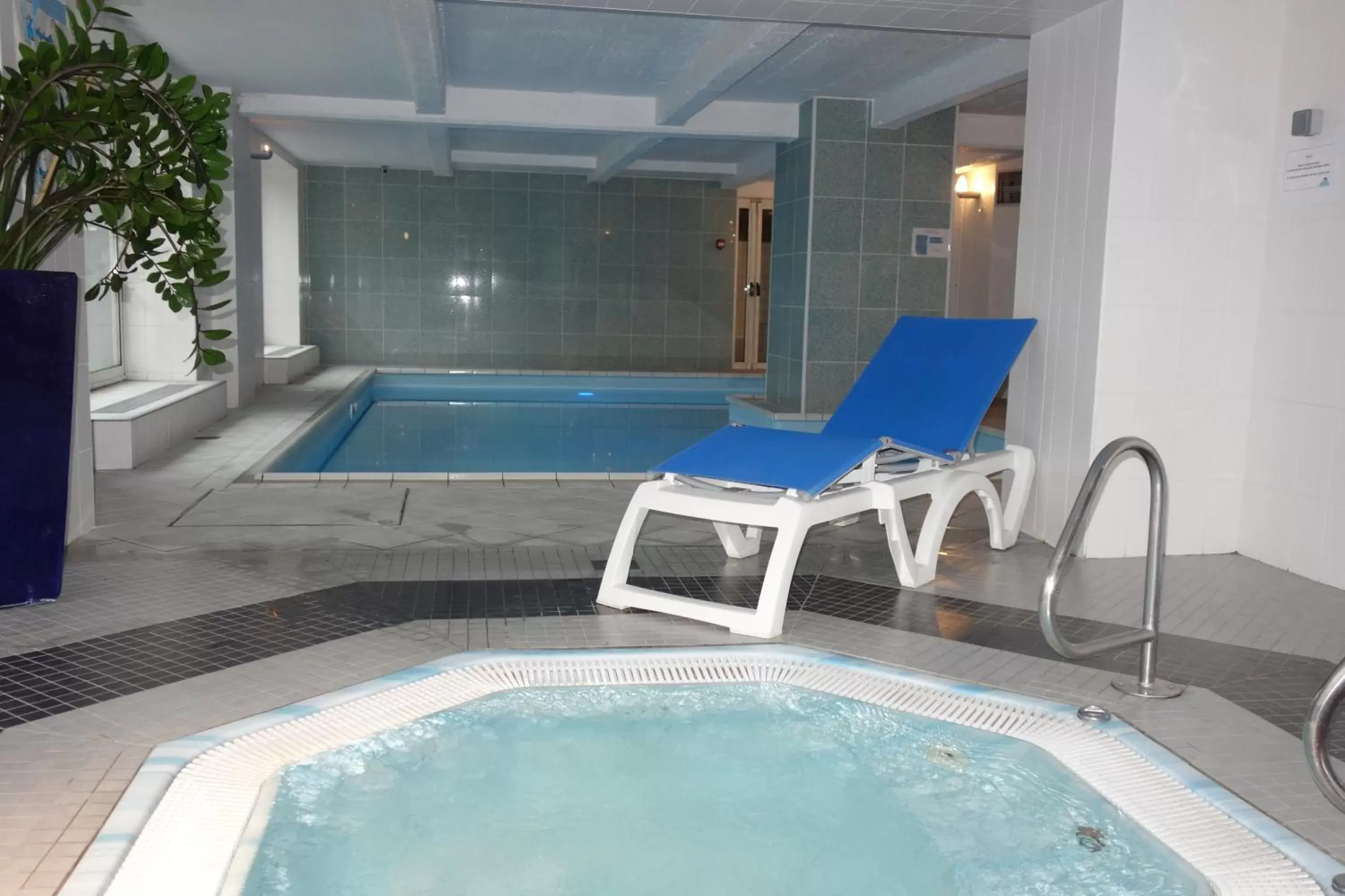 Swimming Pool in Mercure Epinal Centre