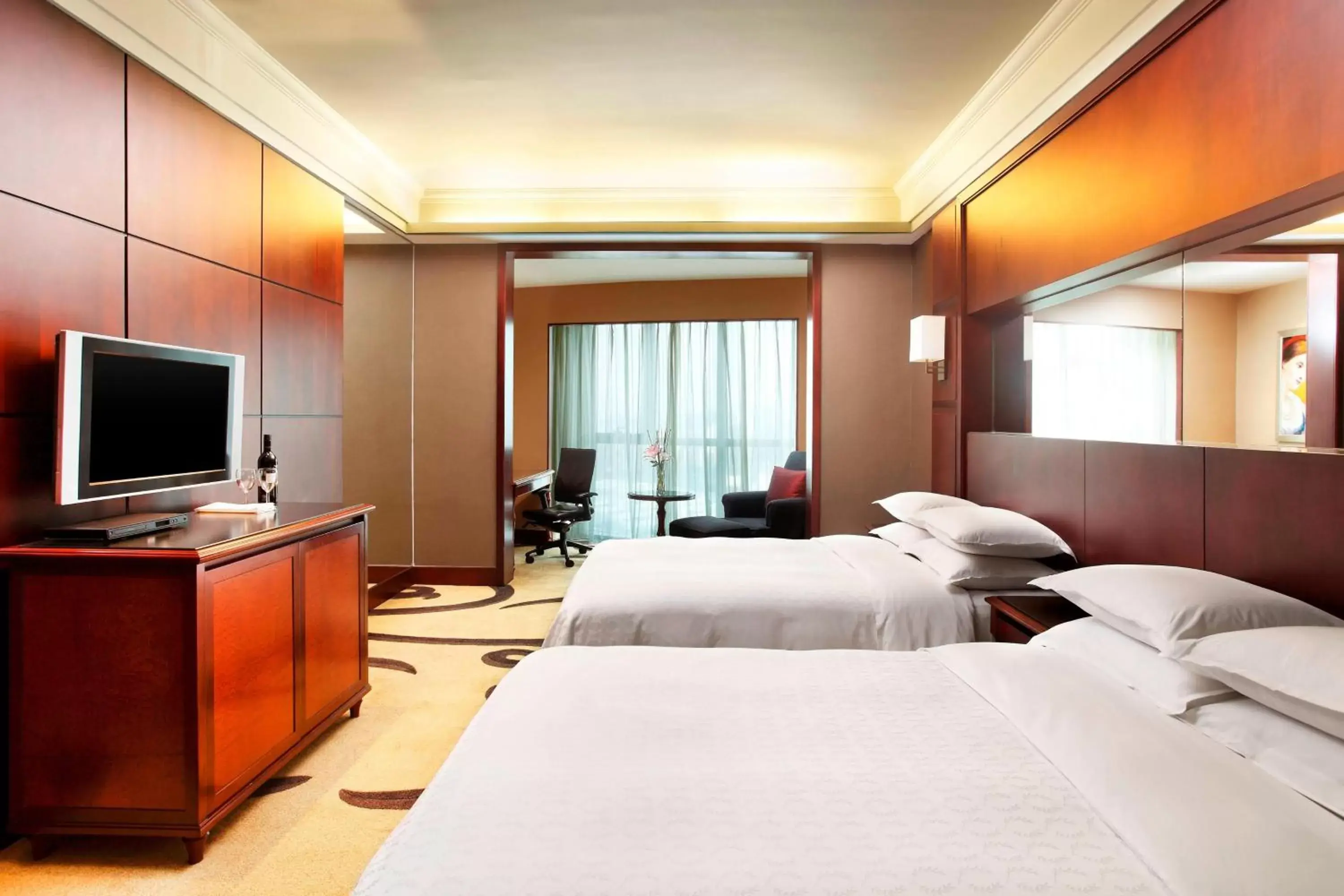 Photo of the whole room, Bed in Sheraton Shenzhen Futian Hotel