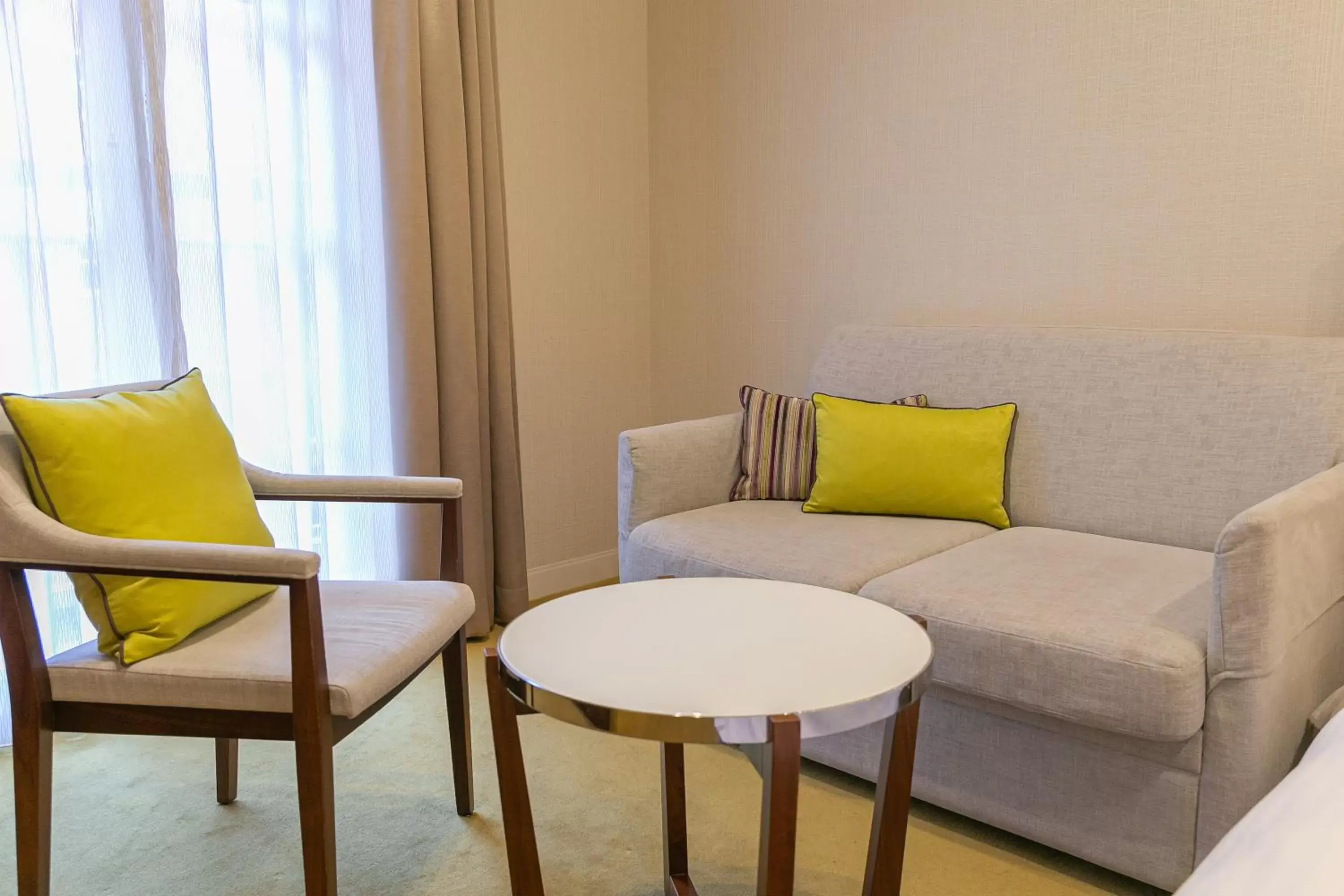 Photo of the whole room, Seating Area in Namba Oriental Hotel