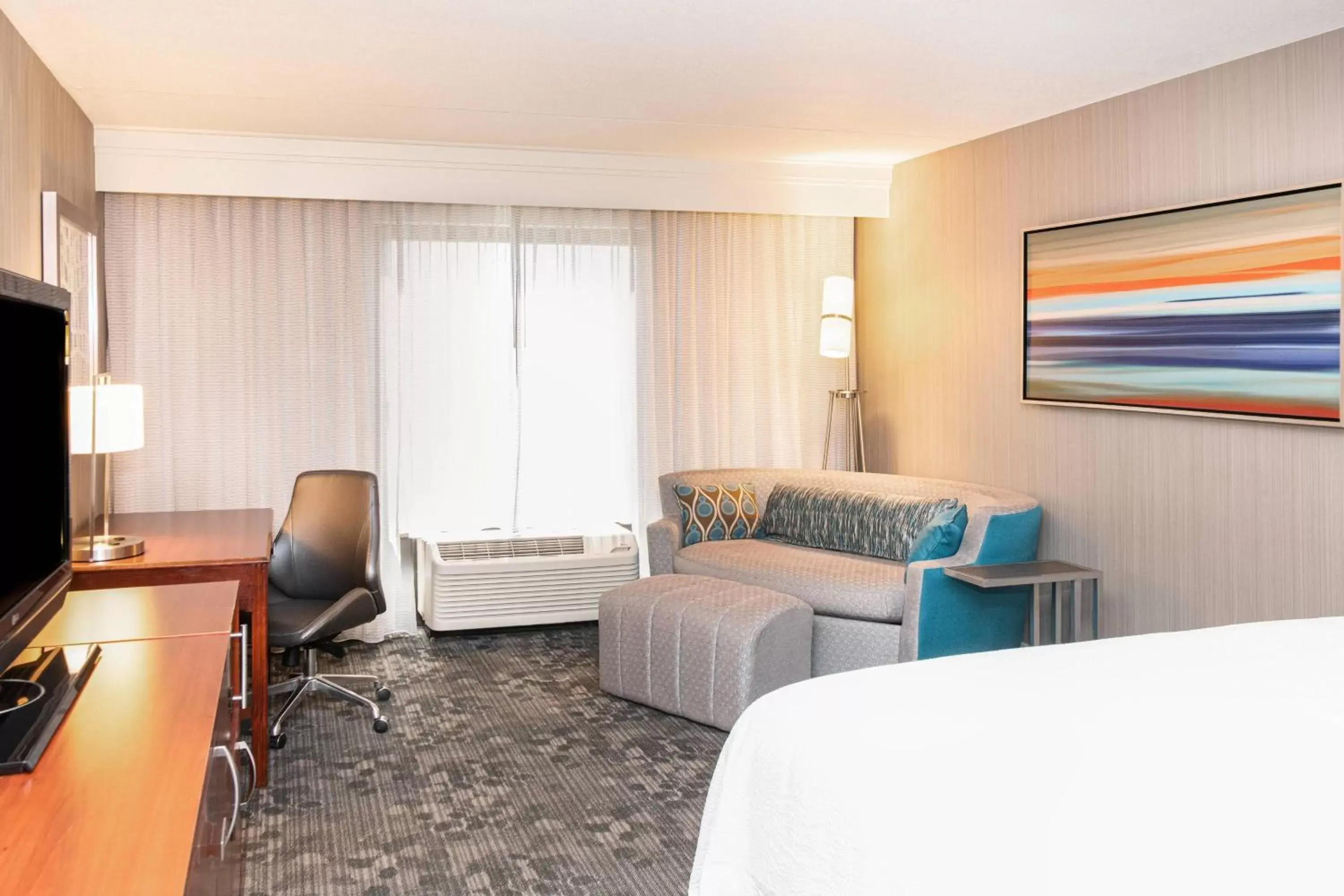 Photo of the whole room, Seating Area in Courtyard by Marriott Bloomington