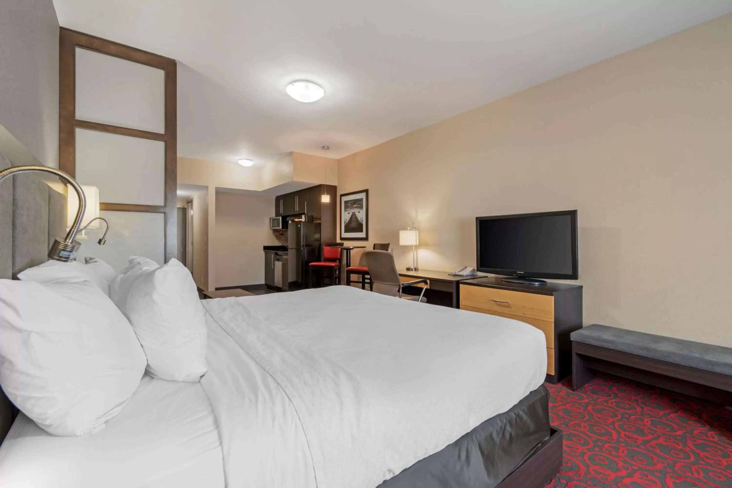 King Bed with Kitchenette - Non-Smoking/Pet-Friendly in Best Western Plus Eastgate Inn & Suites