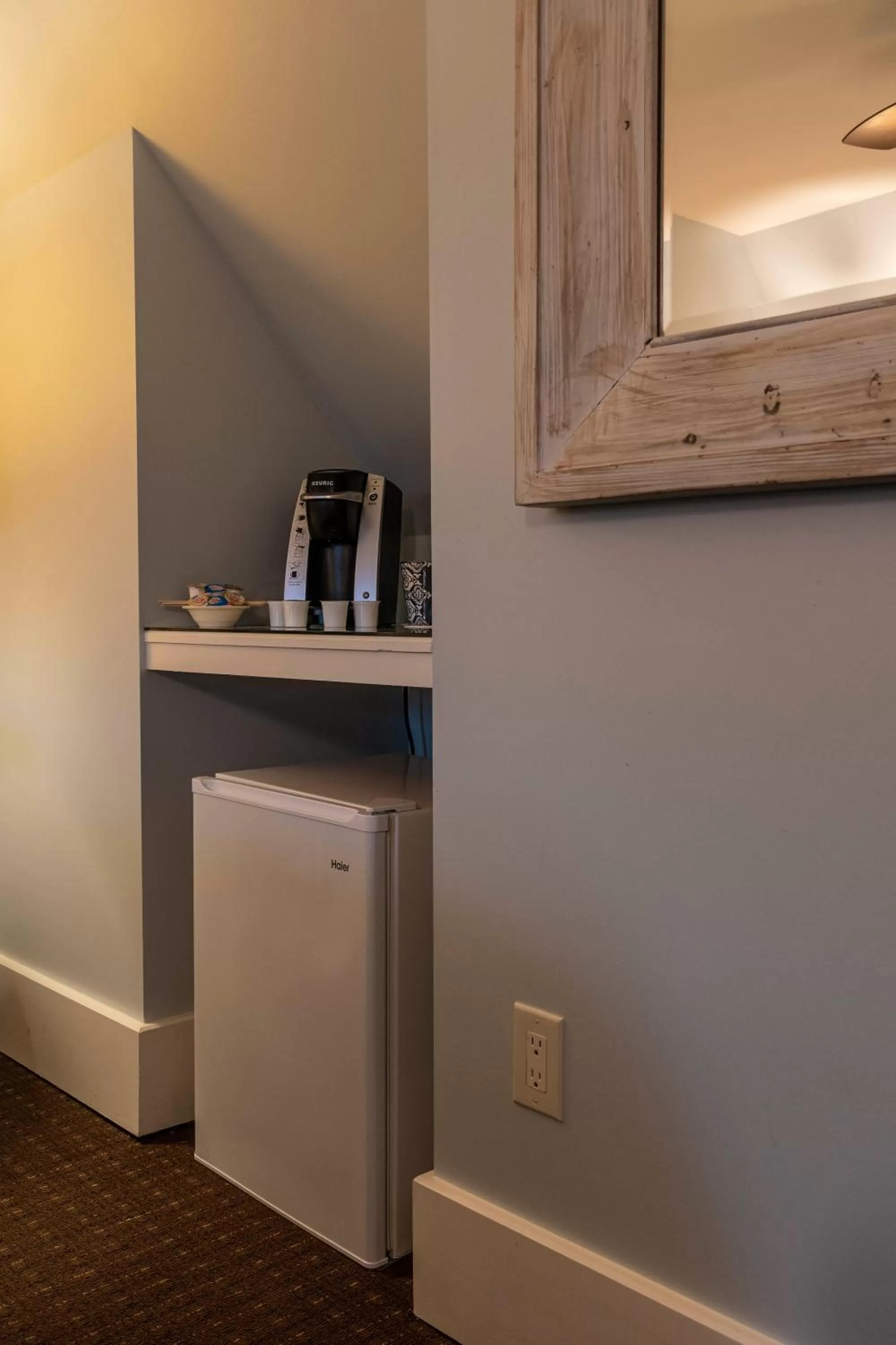 Coffee/tea facilities in Hotel Broad Ripple