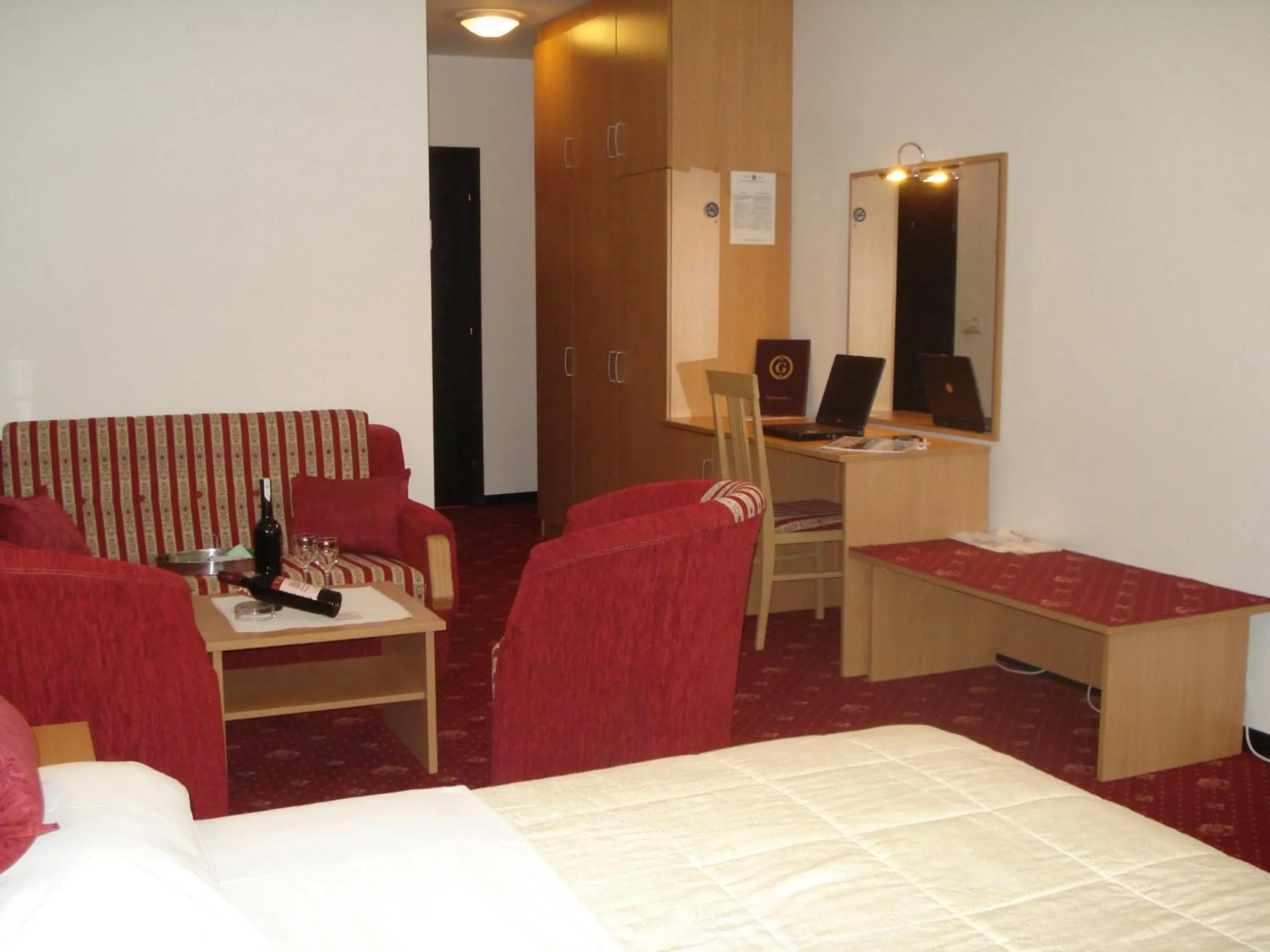 Bedroom, Seating Area in Hotel Grand