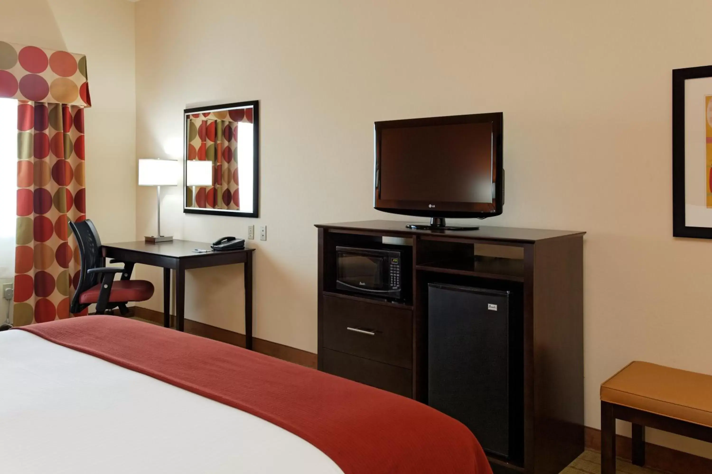 Photo of the whole room, TV/Entertainment Center in Holiday Inn Express Florence Northeast, an IHG Hotel