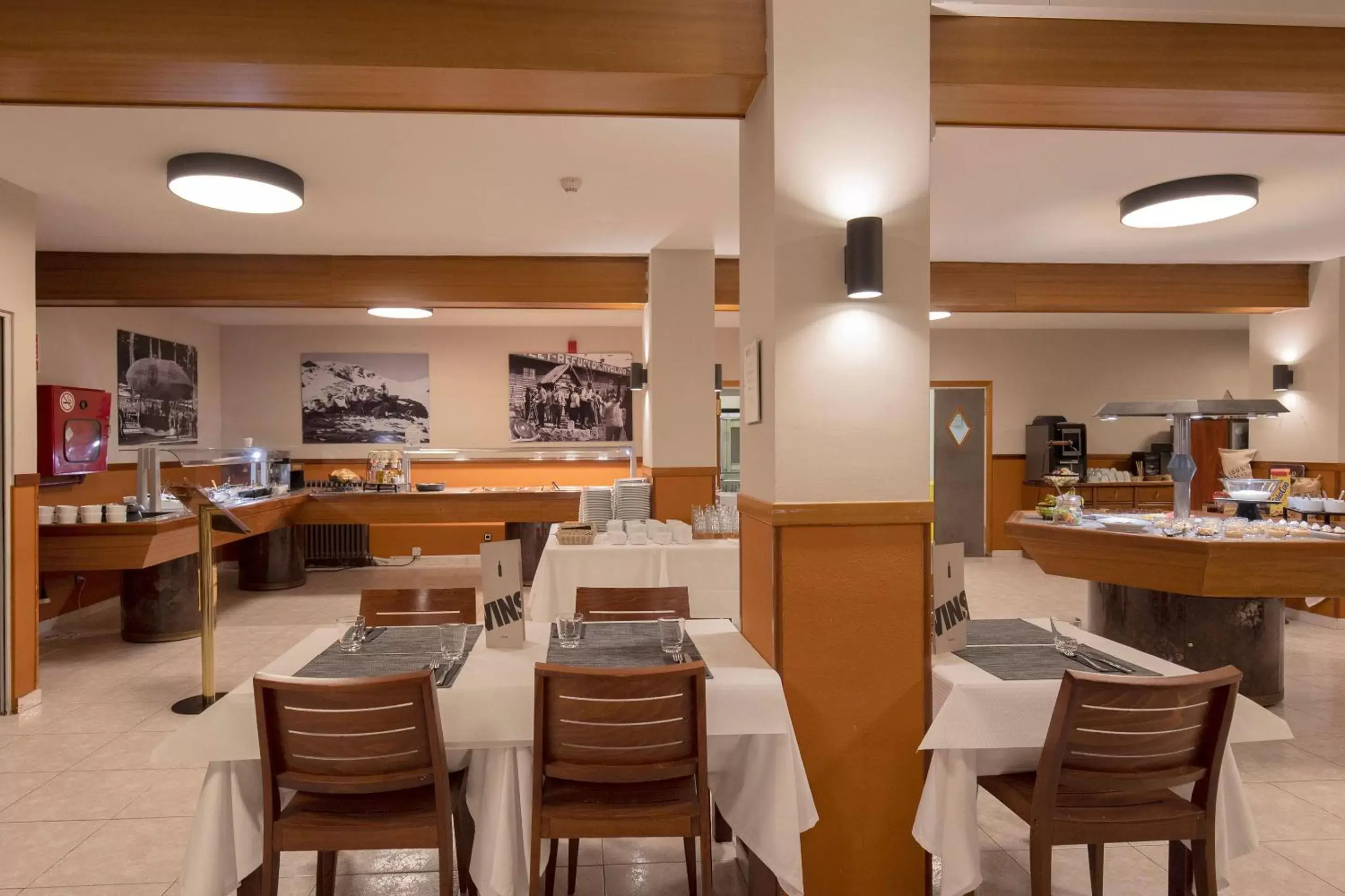 Restaurant/Places to Eat in Hotel Encamp