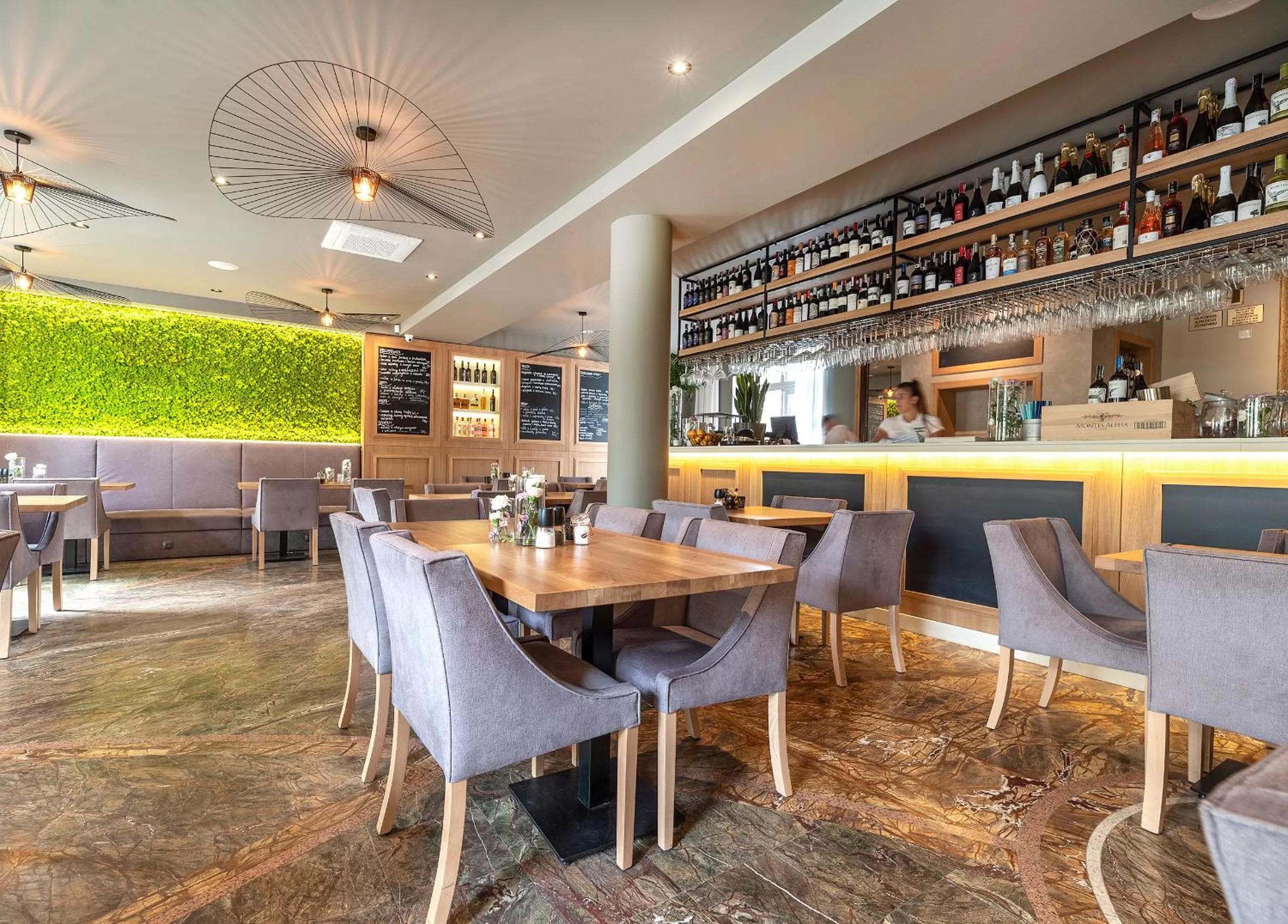 Restaurant/places to eat in Villa Palladium