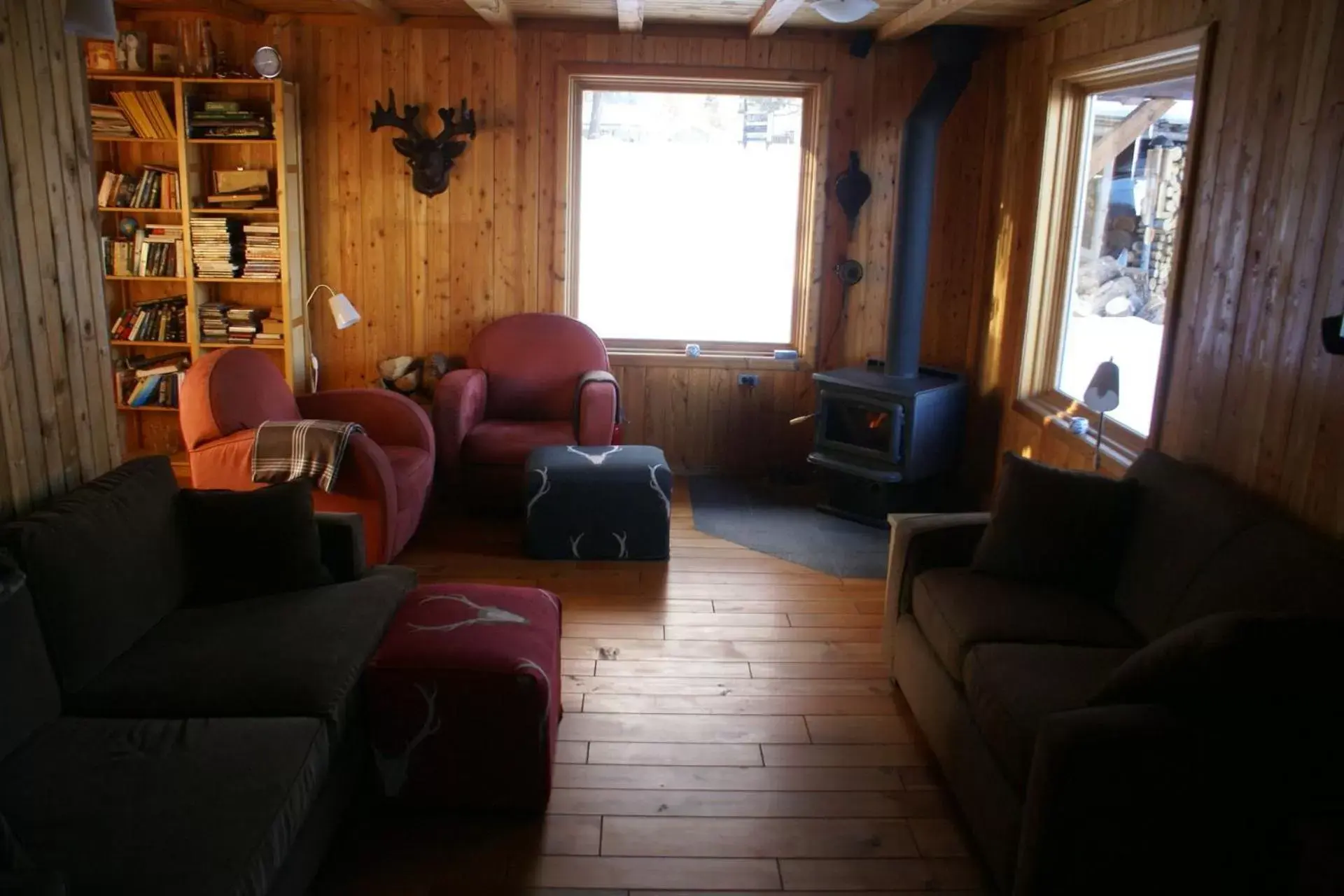 Communal lounge/ TV room, Seating Area in Alpenglow Bed and Breakfast