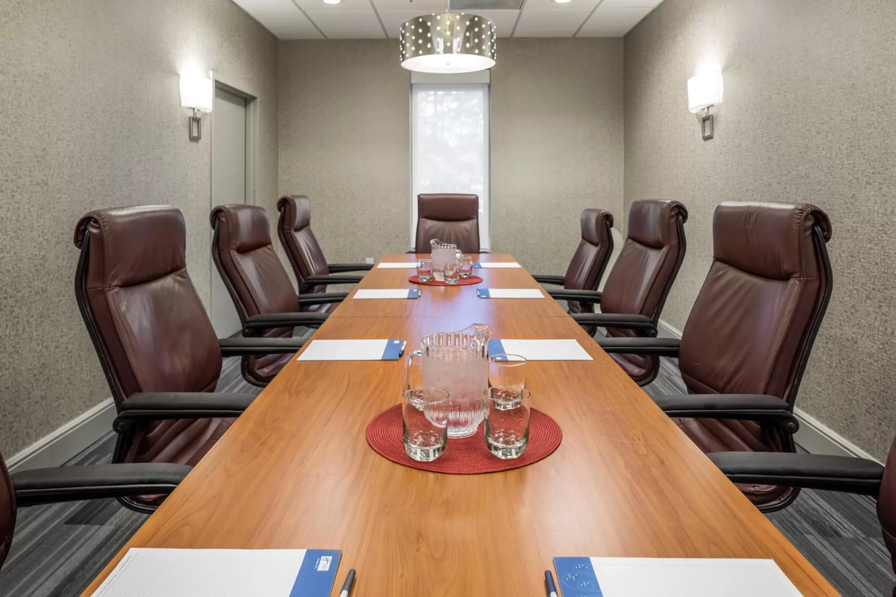 Meeting/conference room in Holiday Inn Express Atlanta Airport-College Park, an IHG Hotel